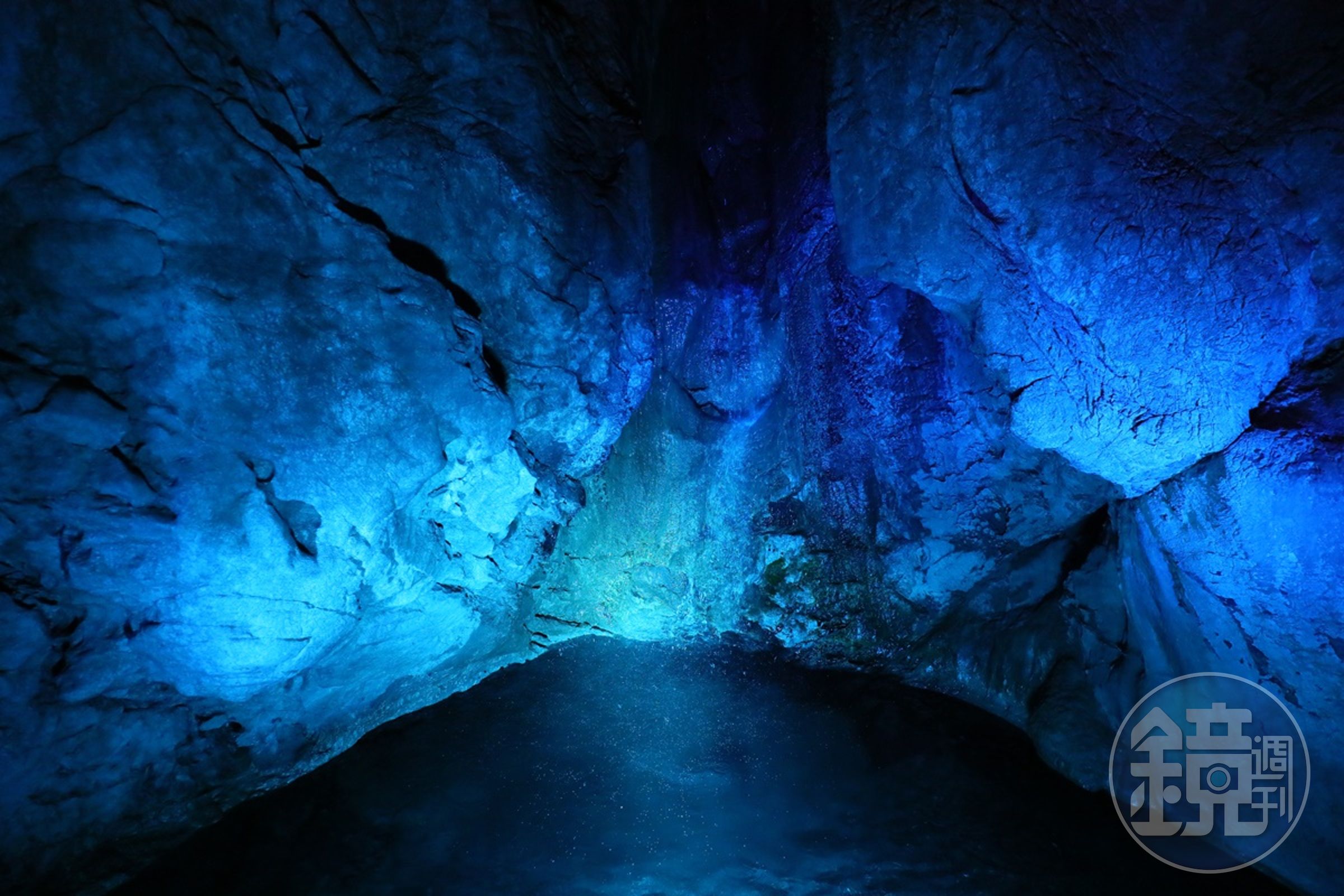 洞內有小瀑布、流水，行走時需當心地滑。