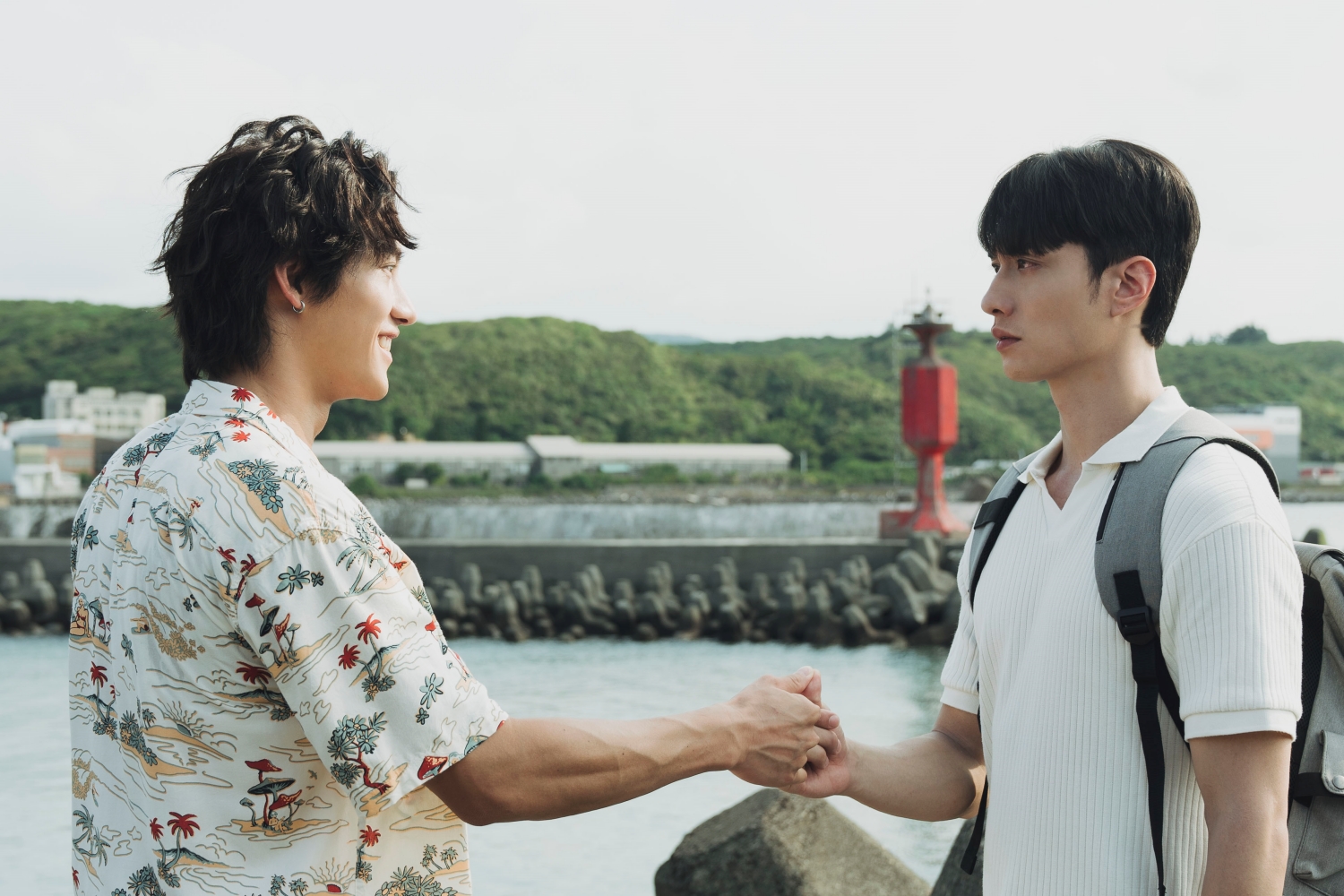 范少勳（左）與劉俊謙（右）主演的《我在這裡等你》是鄧依涵執導的第一部電影。 （抓馬文化提供）