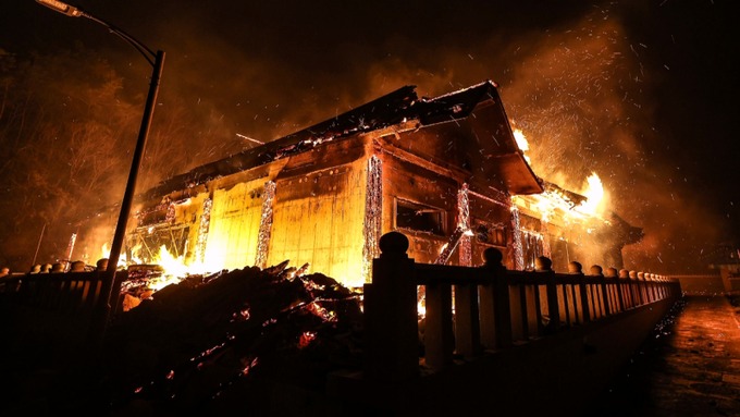 南韓野火逼近市區！古蹟與韓劇聖地燒毀，驚悚影像曝光。（翻自naver.com）