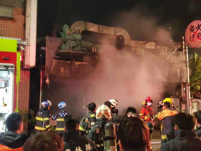 斗六燒肉店火警，一樓店面很快陷入火海，幸好工作人員與食客及時逃生。（消防局提供）
