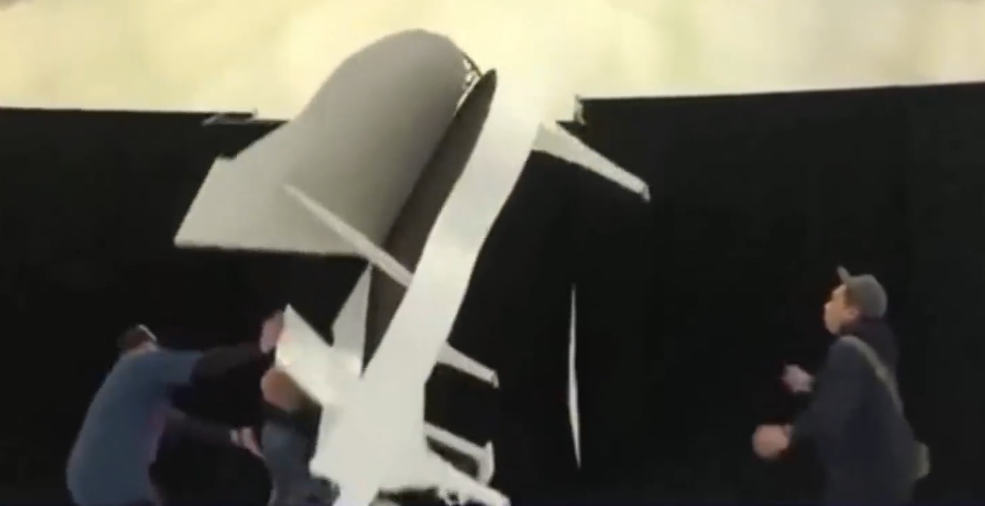 張衛健演唱會彩排出意外，懸空的鋼琴突然墜落舞台，畫面相當驚悚。（翻攝自微博）