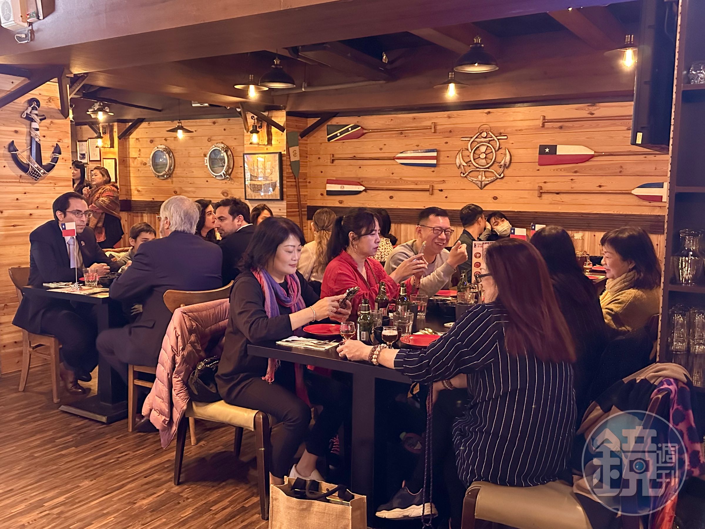店內提供超過300款精釀啤酒，讓客人依自己的喜好搭配料理。