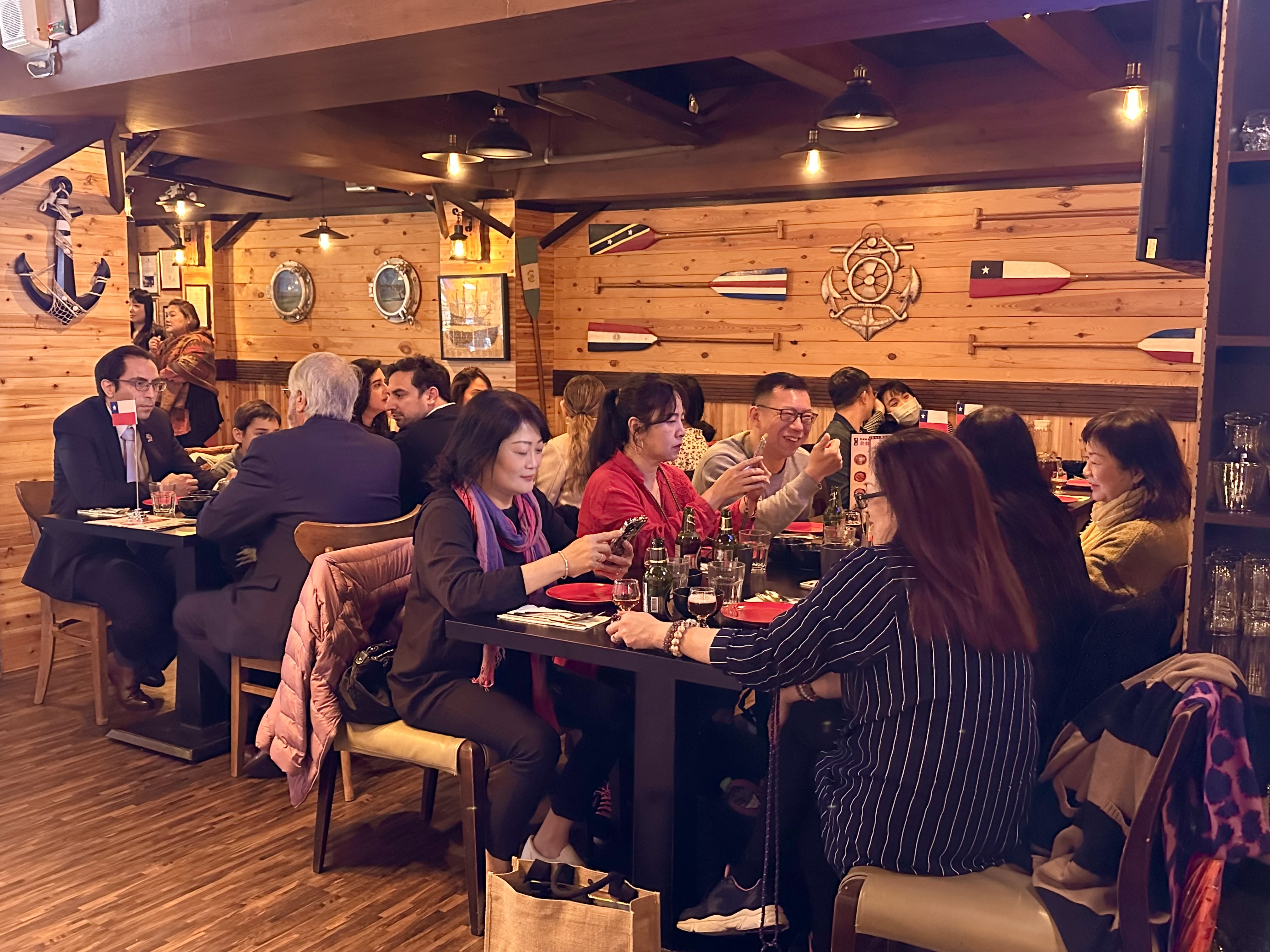 店內提供超過300款精釀啤酒，讓客人依自己的喜好搭配料理。