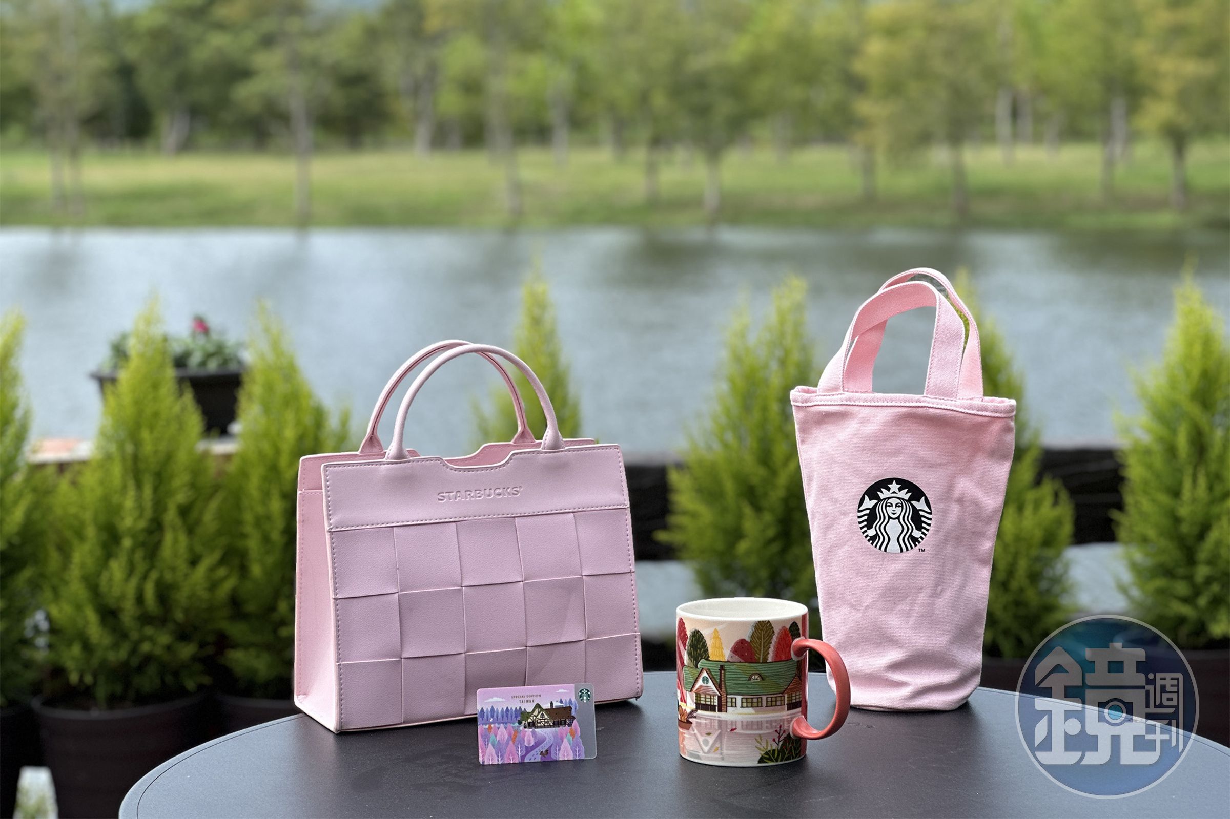 為迎接新店開張設計的夢幻粉紅商品，包括馬克杯（500元／個）、隨行卡（150元／張）、編織提袋（900元／個）與隨行杯提袋（320元／個）。