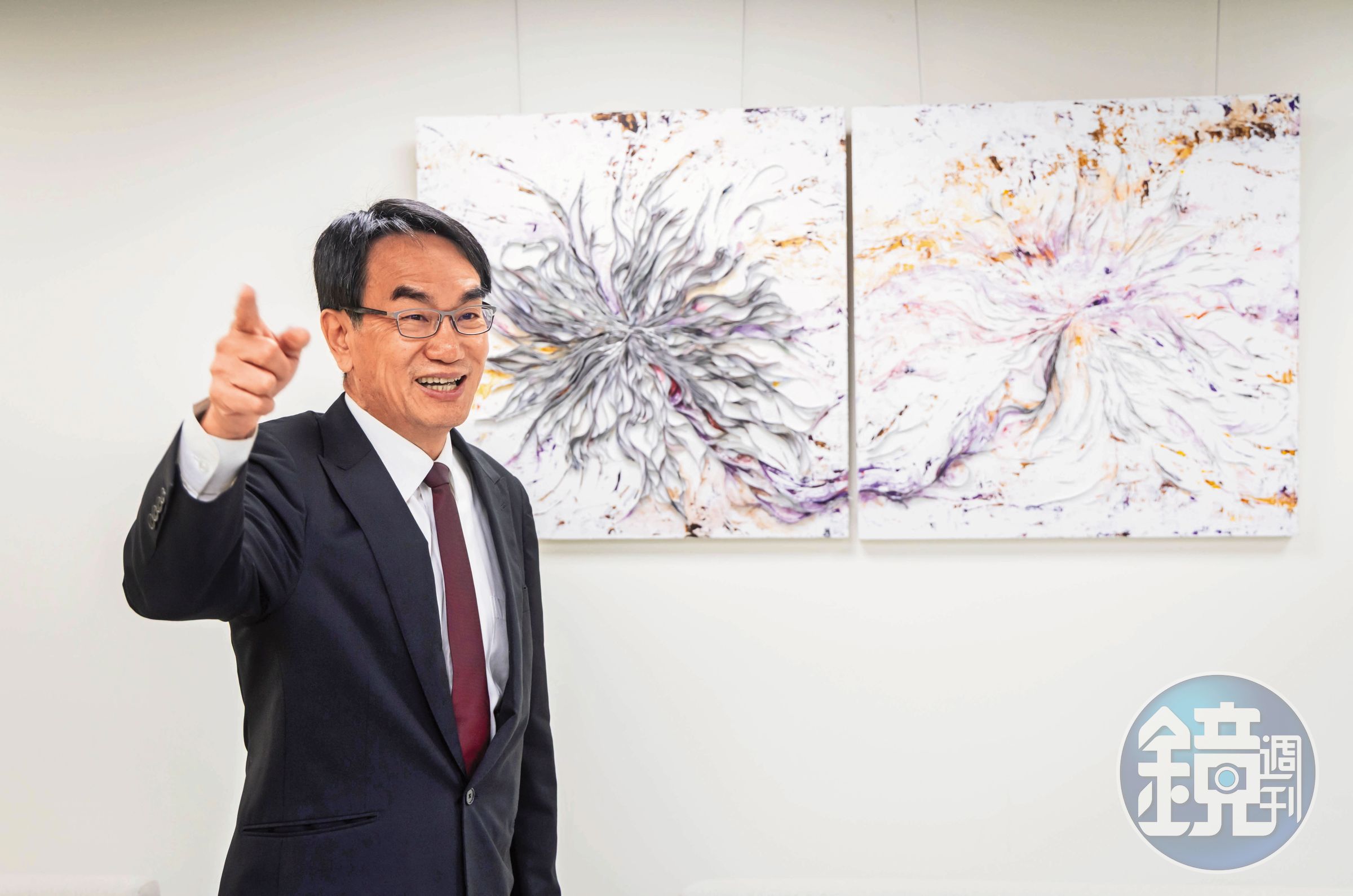 數發部部長林宜敬說話明快不拖泥帶水,受訪時還主動介紹太太恭賀他上任所致贈的創作。