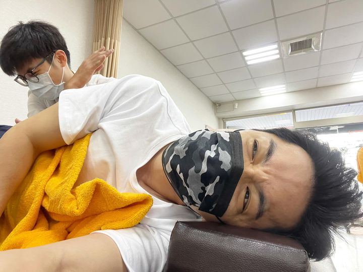 楊皓崴因椎間盤突出長期復健。(民視提供)