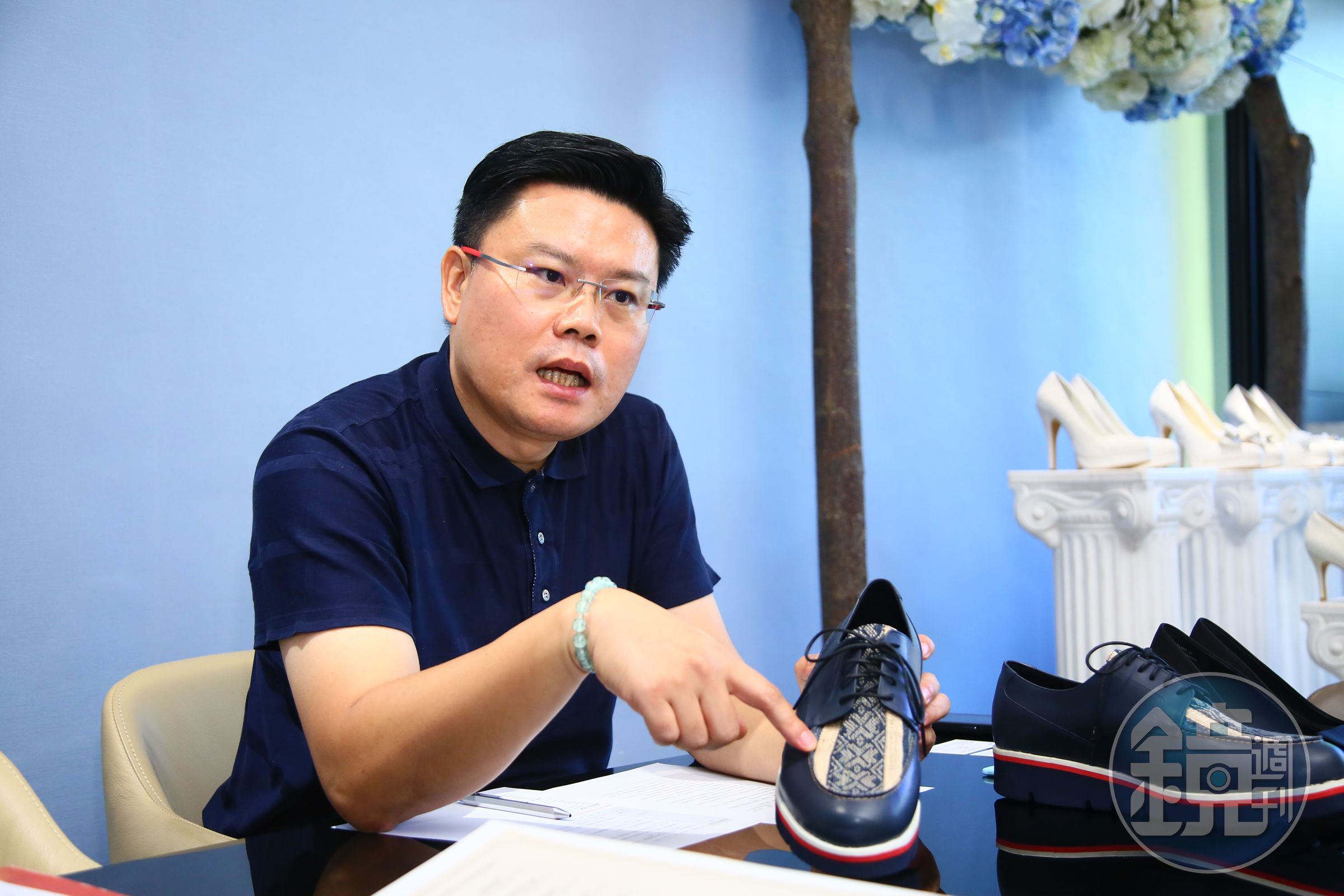 林義順坦言做奧運鞋不簡單，將沒有彈性的天然材香蕉紗與皮革針車在一起，其實很容易斷。