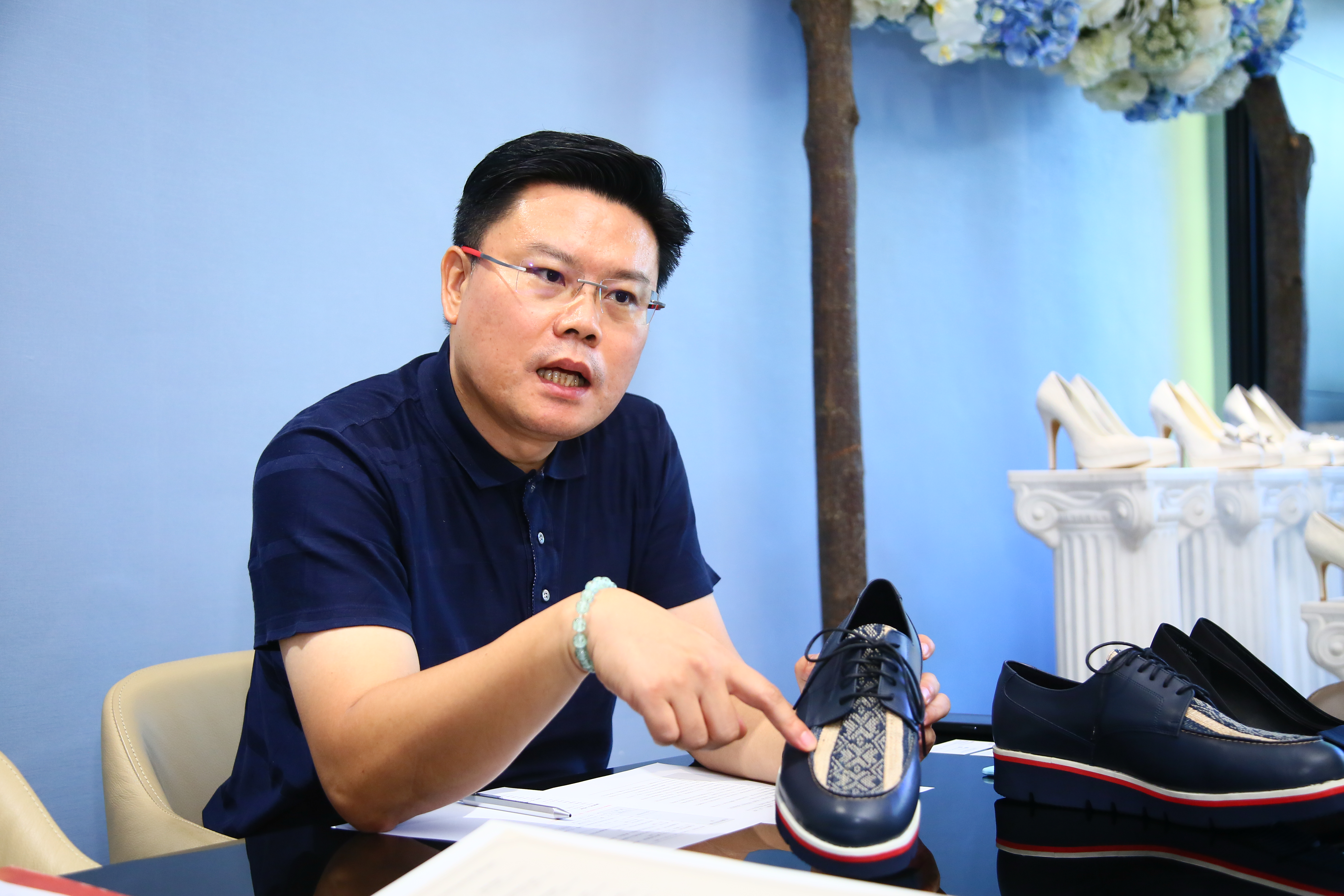 林義順坦言做奧運鞋不簡單，將沒有彈性的天然材香蕉紗與皮革針車在一起，其實很容易斷。