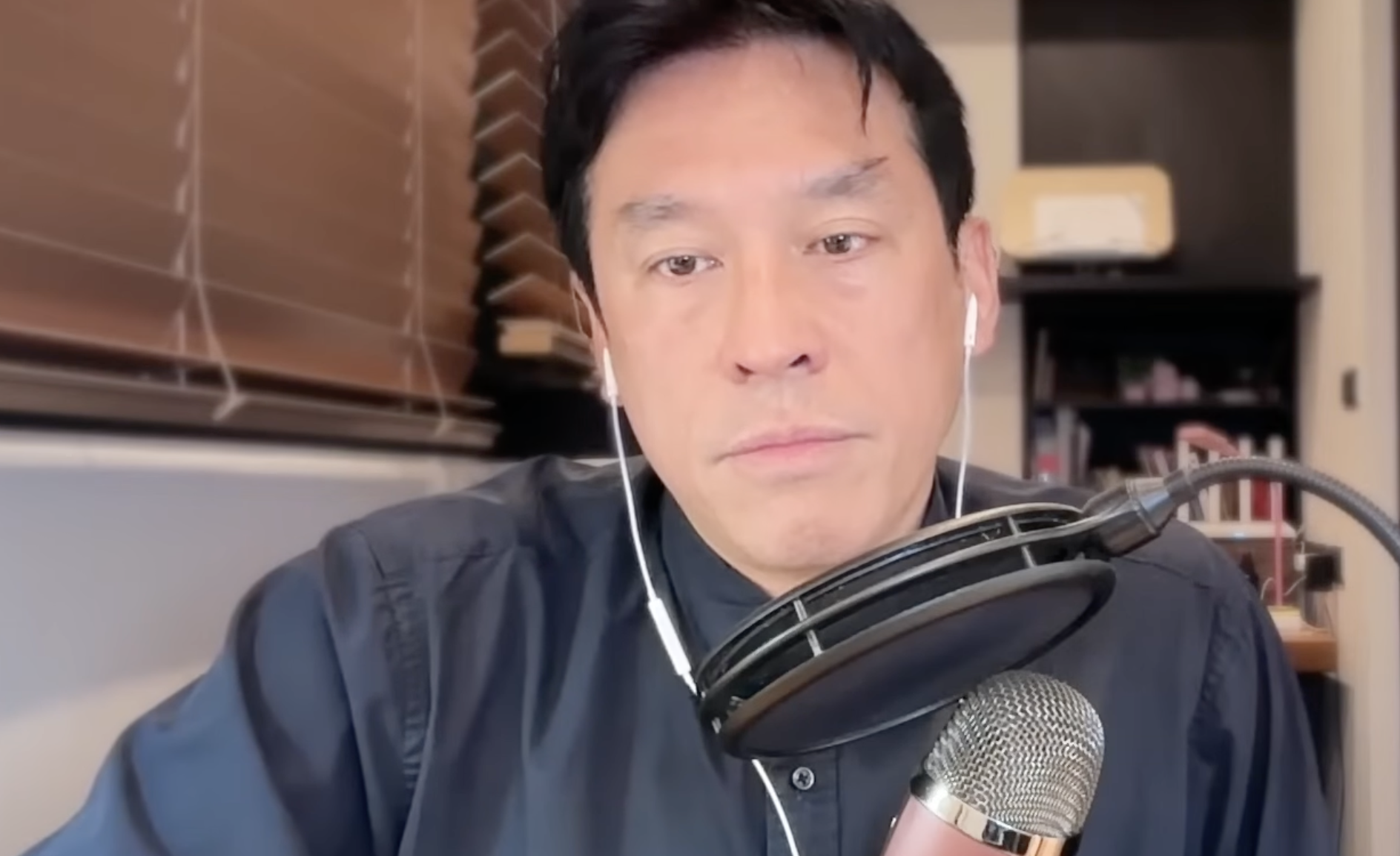 資深媒體人黃暐瀚日前在直播時，提到以前國民黨會喊「中華民國是主權獨立國家」，但現在變了。（翻攝自黃暐瀚YT頻道）