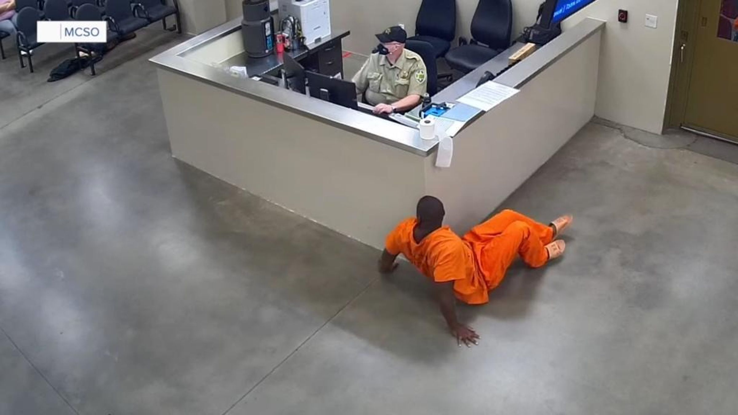 這哪招?男囚用「忍者蜘蛛式」躲過獄警法眼,爬到女囚區欲性侵。(翻自《紐約郵報》)