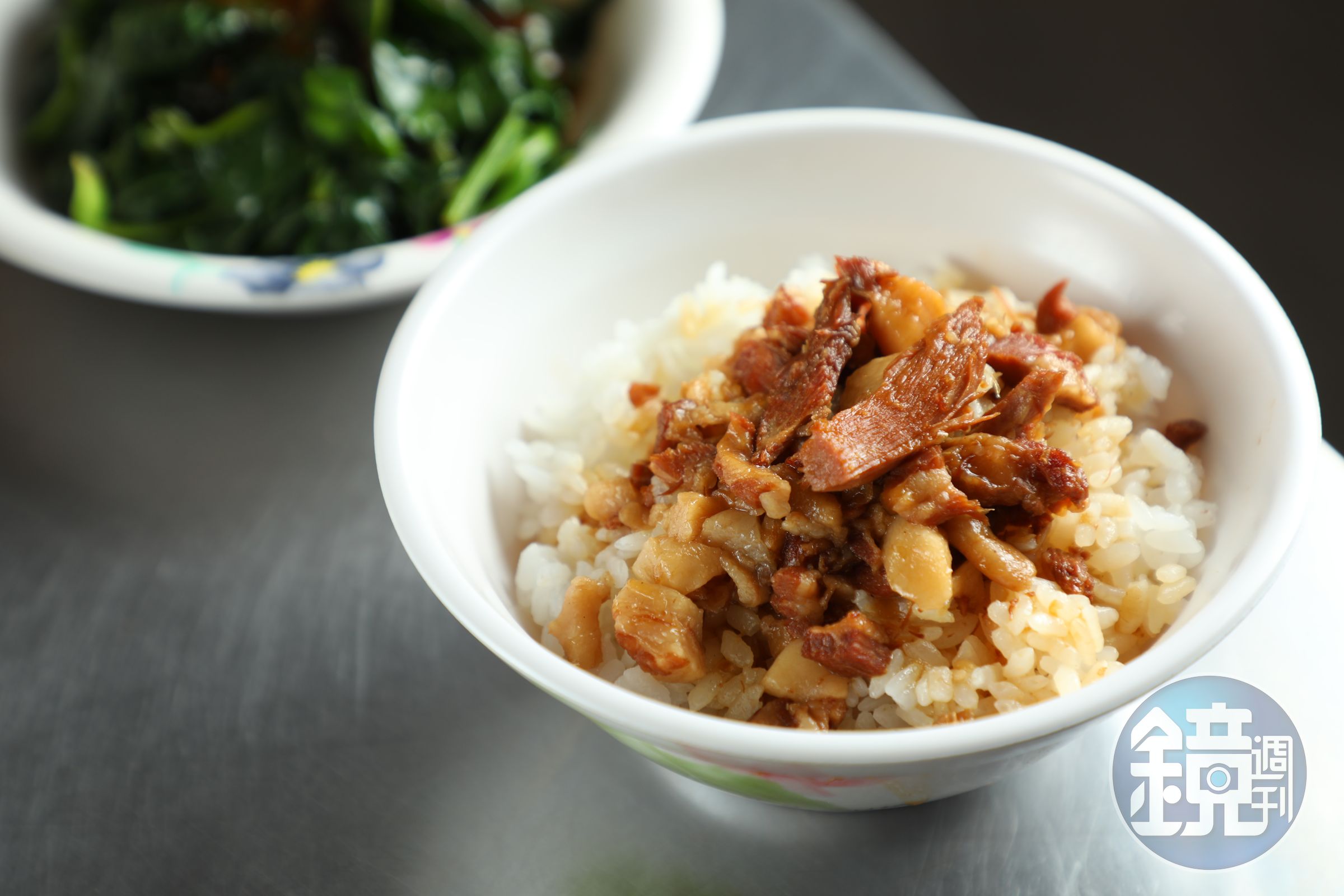 「正魯肉飯」迎合老台中人的飲食習慣，清晨6點就吃得到肥瘦相間的「滷肉飯」。
