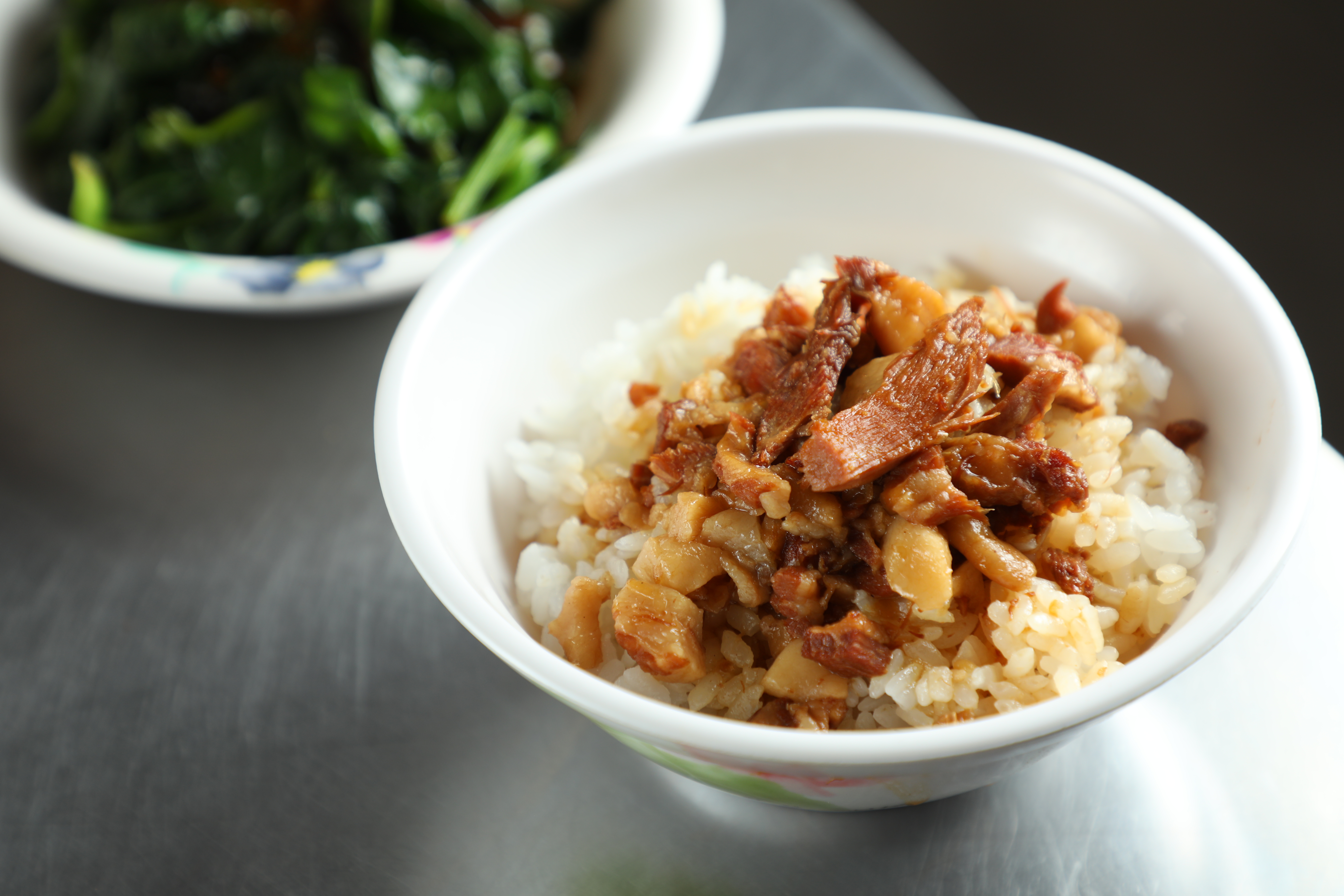 「正魯肉飯」迎合老台中人的飲食習慣，清晨6點就吃得到肥瘦相間的「滷肉飯」。