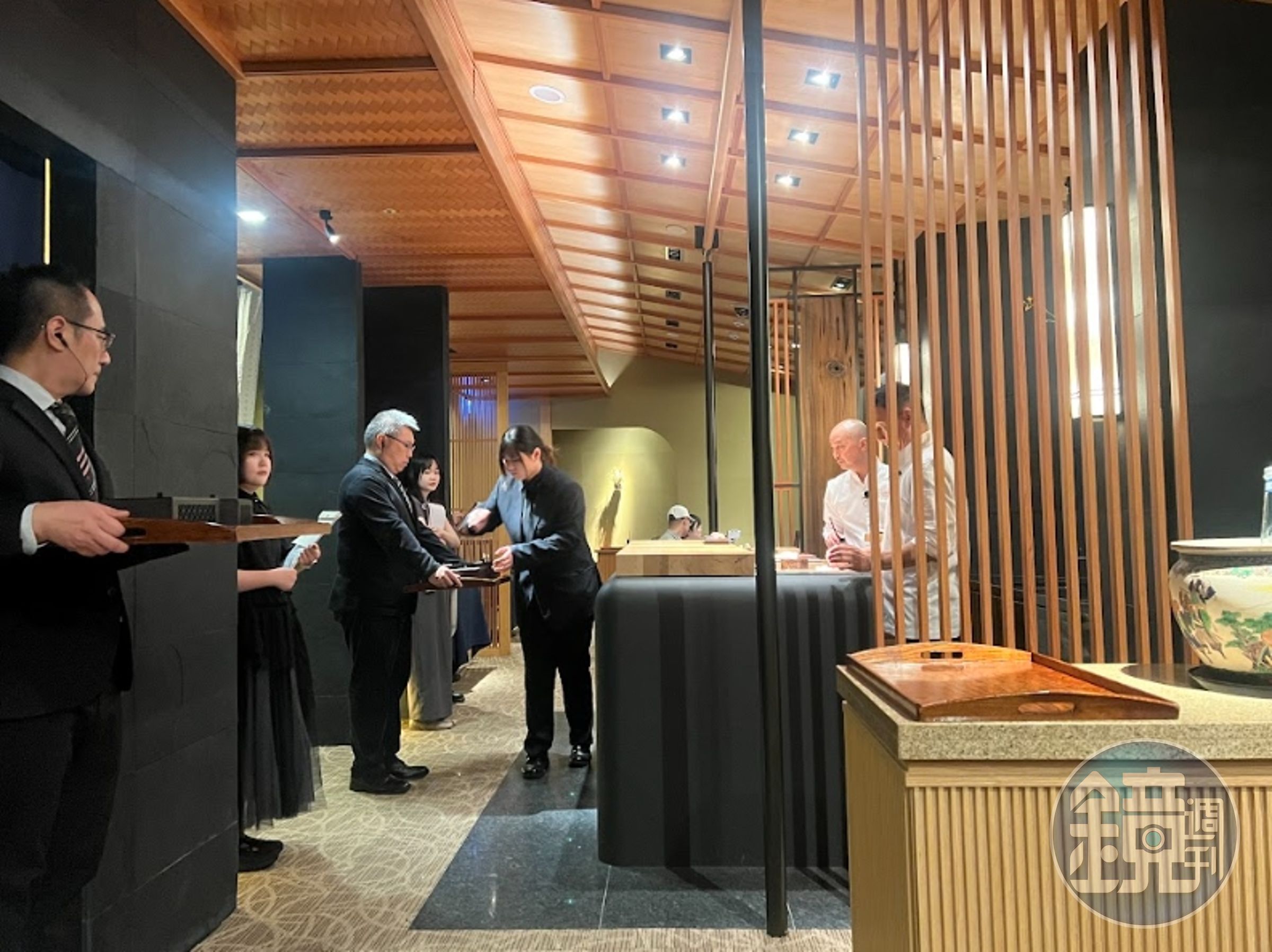 押野主廚剛捏製好的壽司,立刻裝入盒中,送到客人桌上。