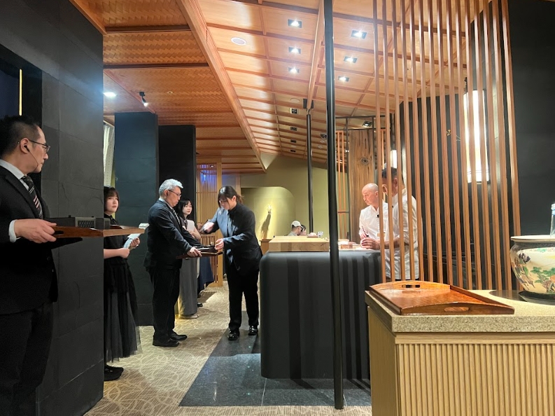 押野主廚剛捏製好的壽司，立刻裝入盒中，送到客人桌上。