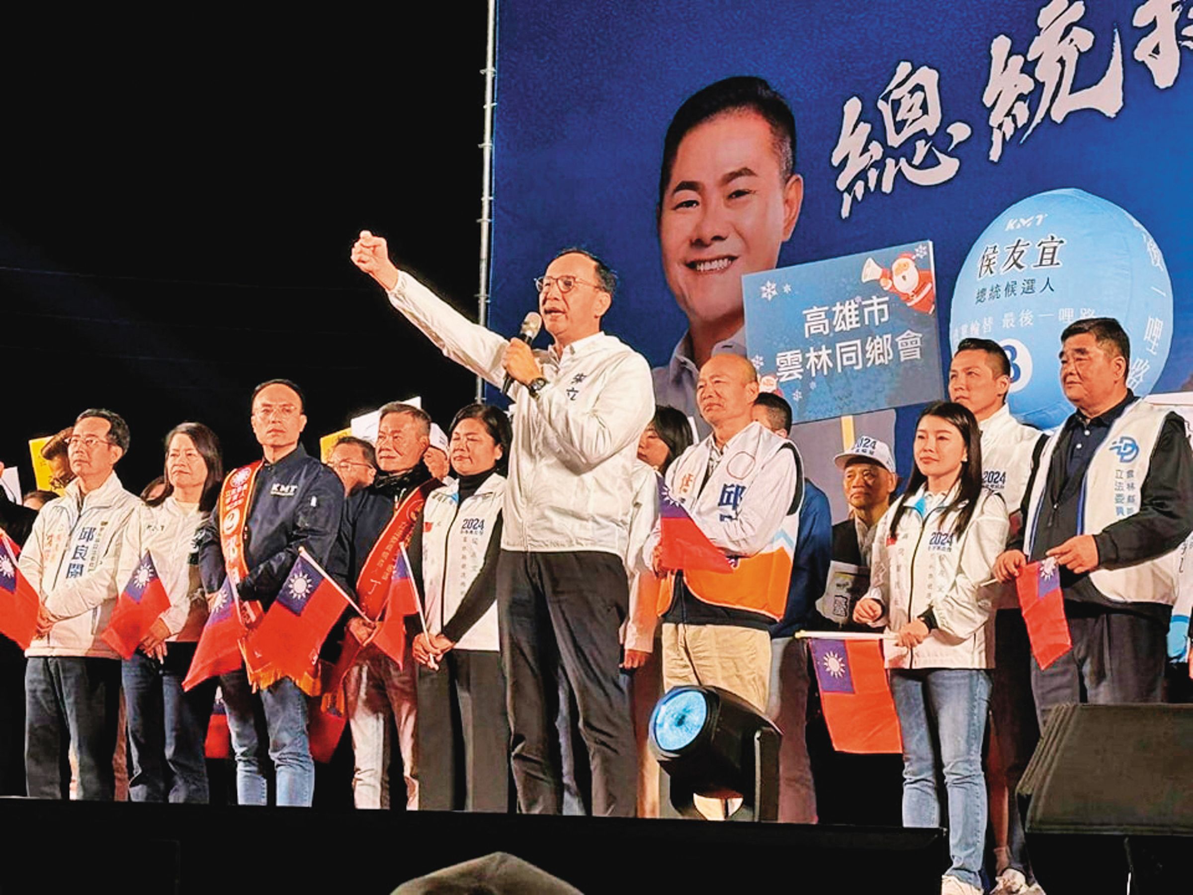 本土派及地方派系雖出現反朱聲浪,但部分藍營諸侯及民代並未表態反朱。圖為朱立倫去年與張榮味家族輔選侯友宜。(翻攝張嘉郡臉書)