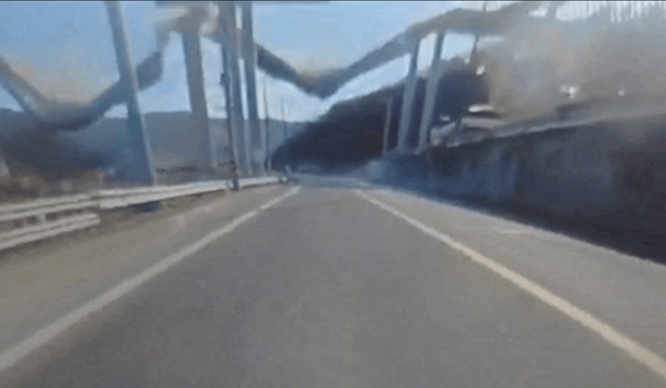 南韓高速公路「橋樑崩塌」瞬間。（翻攝韓聯社）