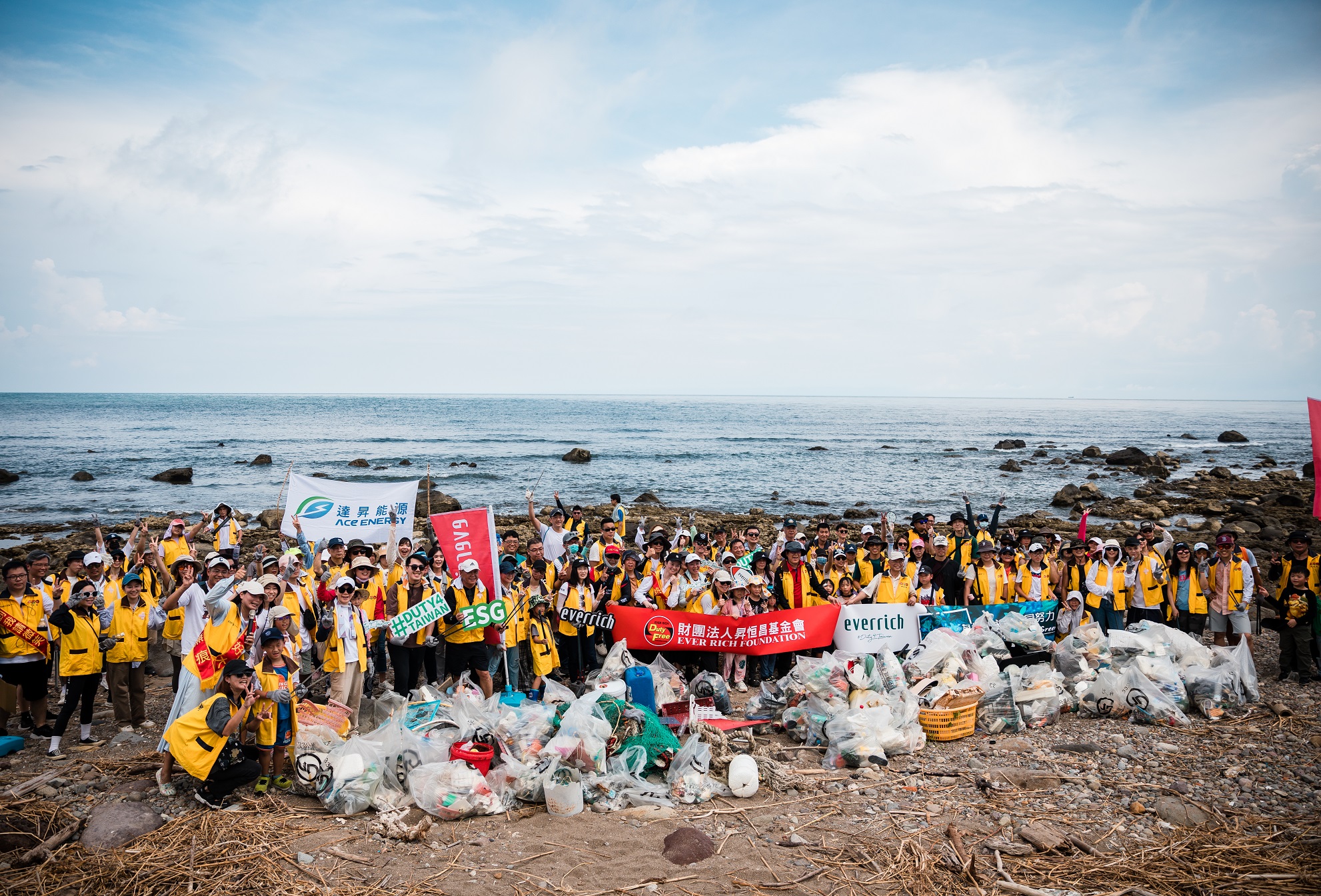 昇恆昌免稅商店與合作夥伴響應2024國際淨灘日，一共清出近350公斤垃圾，以實際行動守護海岸環境。（攝影組）