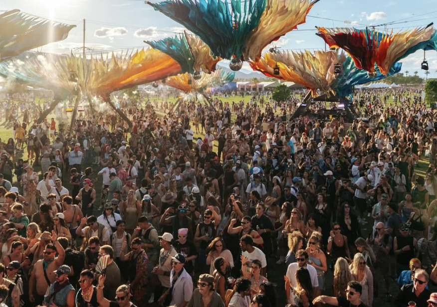 大型照明設備從天而降，重擊樂迷頭部，現場留下一片駭人血跡。（翻攝自IG＠coachella）