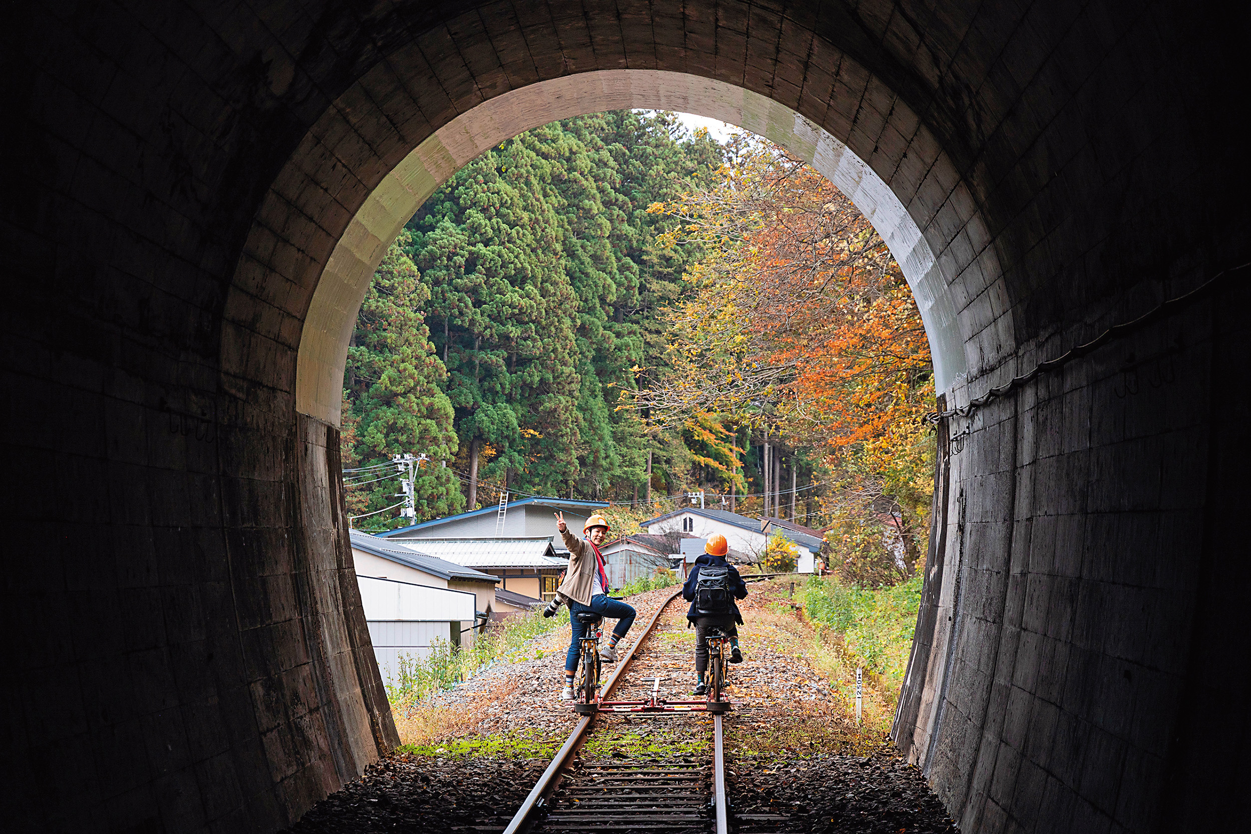 路途上會經過隧道、鄉鎮、鐵橋。