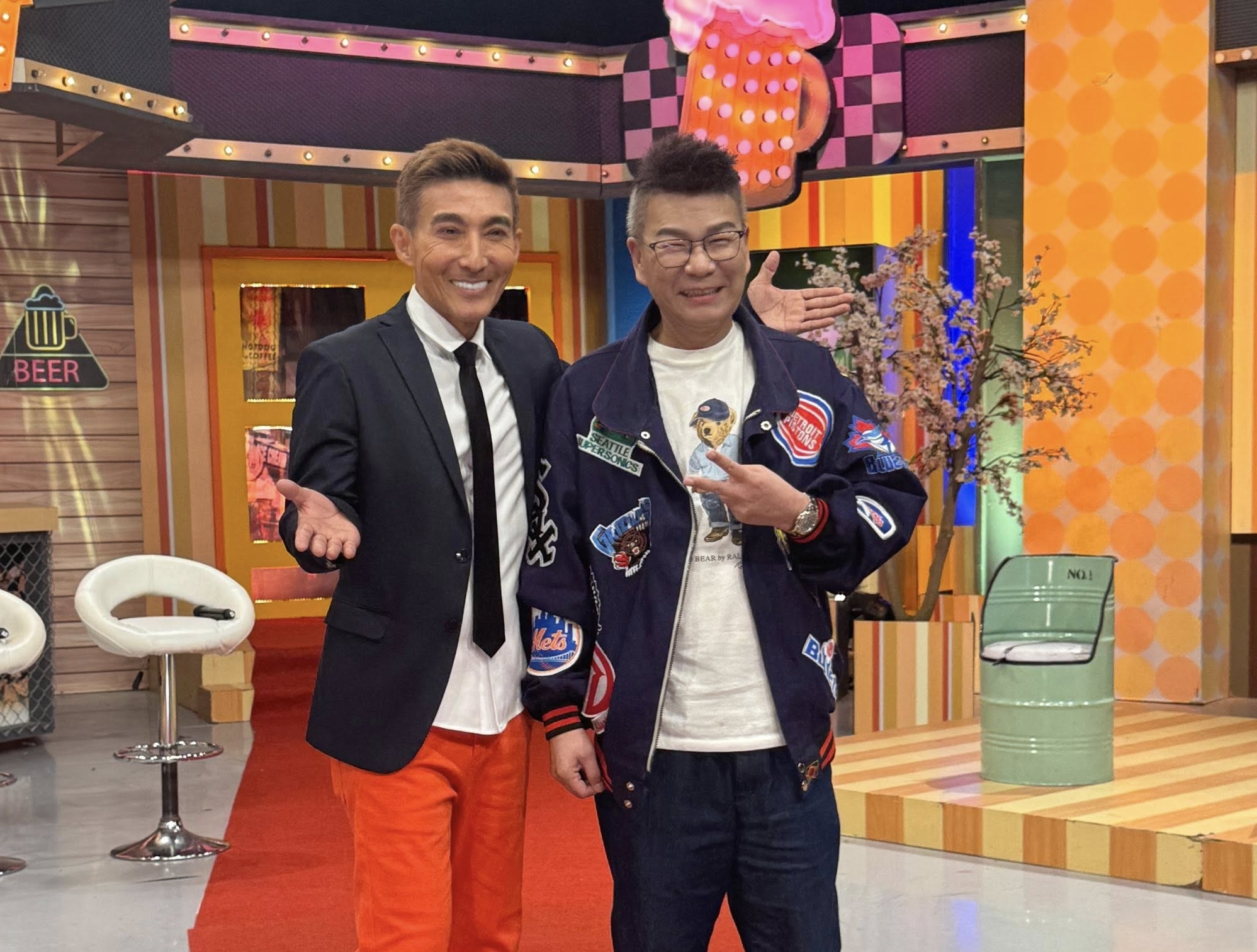 沈玉琳睽違8個月在好友潘若迪陪同下復工。（翻攝自11點熱吵店臉書）