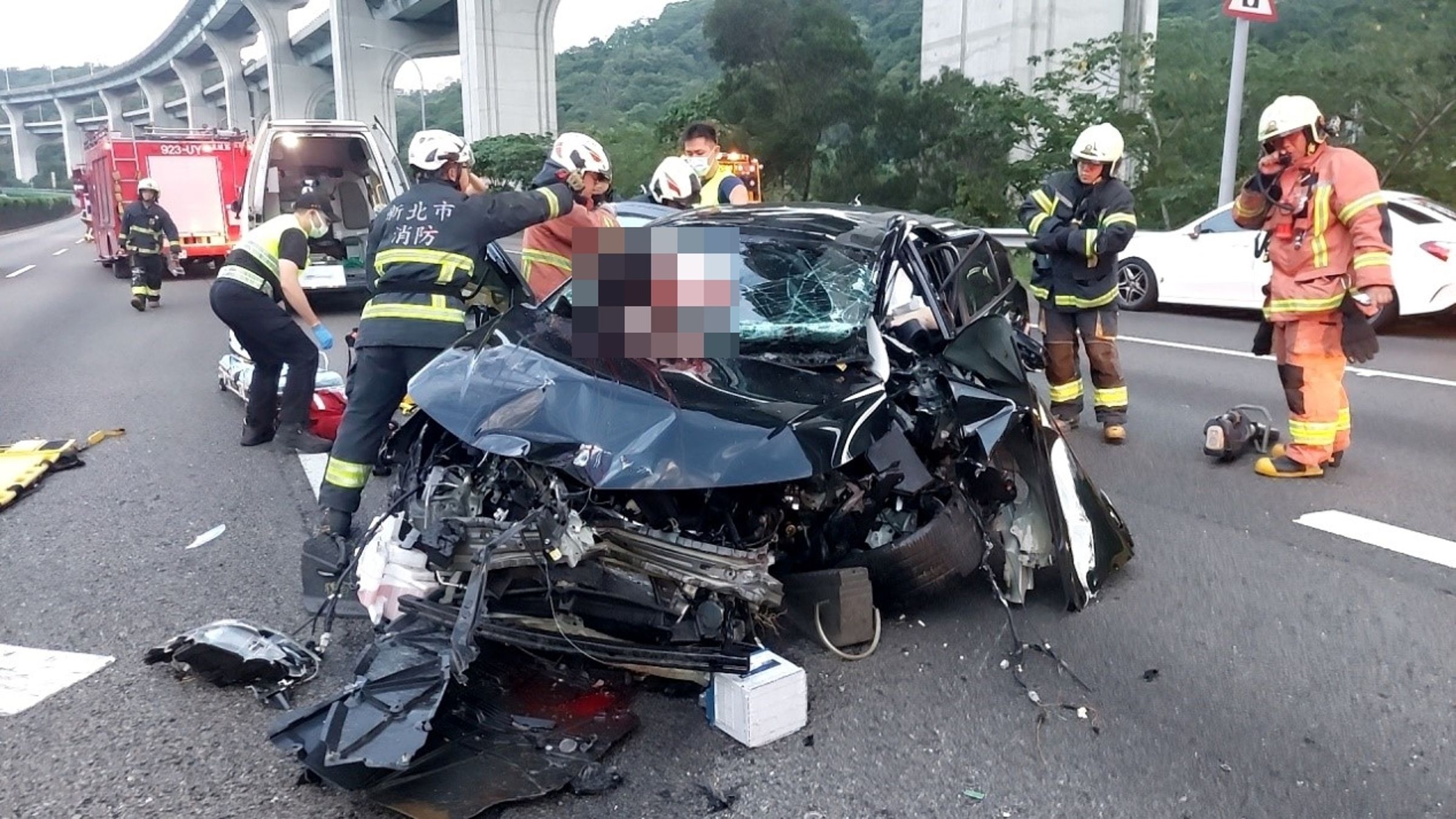 上月15日1輛轎車在國道1號南向38公里處追撞警戒車，副駕駛座乘客未繫安全帶撞擊前擋風玻璃，人身半掛於車外重傷。（翻攝畫面）
