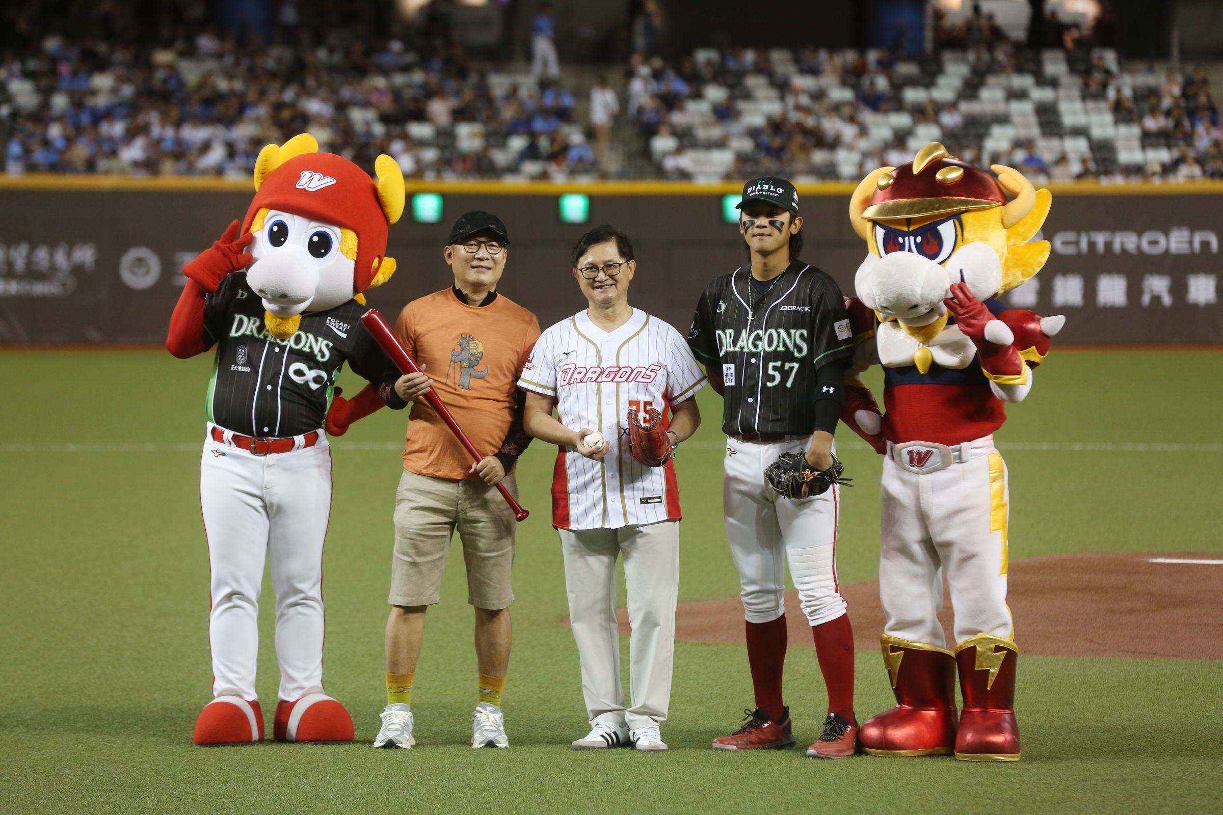 和碩舉辦舉辦家庭日，總經理暨共同執行長鄭光志（左2）、董事長童子賢（左3）擔任打者以及投手。