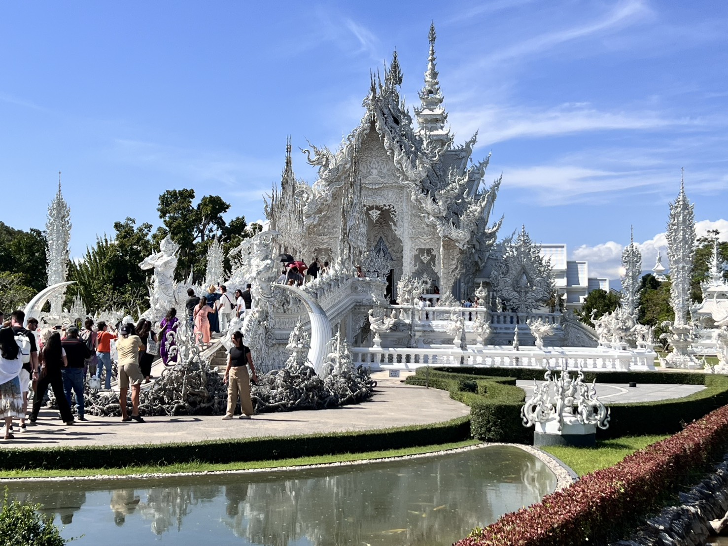 白廟以純白建築與鏡面細節聞名，被視為結合傳統佛教意象與現代藝術的代表之作。