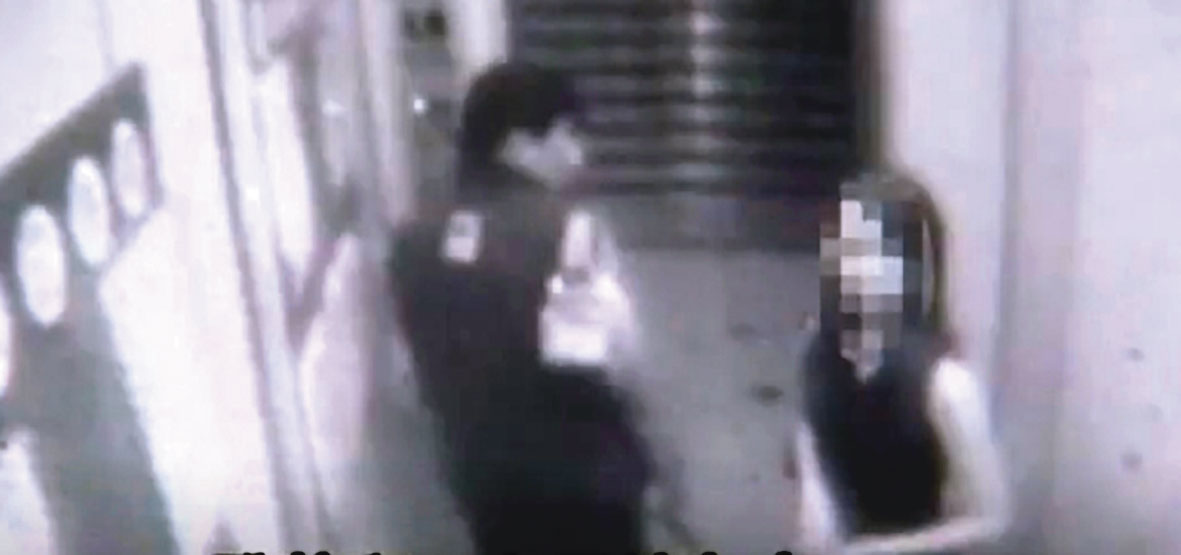 黎姓女子（右）與梁姓凶手（左）一同上樓，在電梯內留下最後身影。（翻攝畫面）