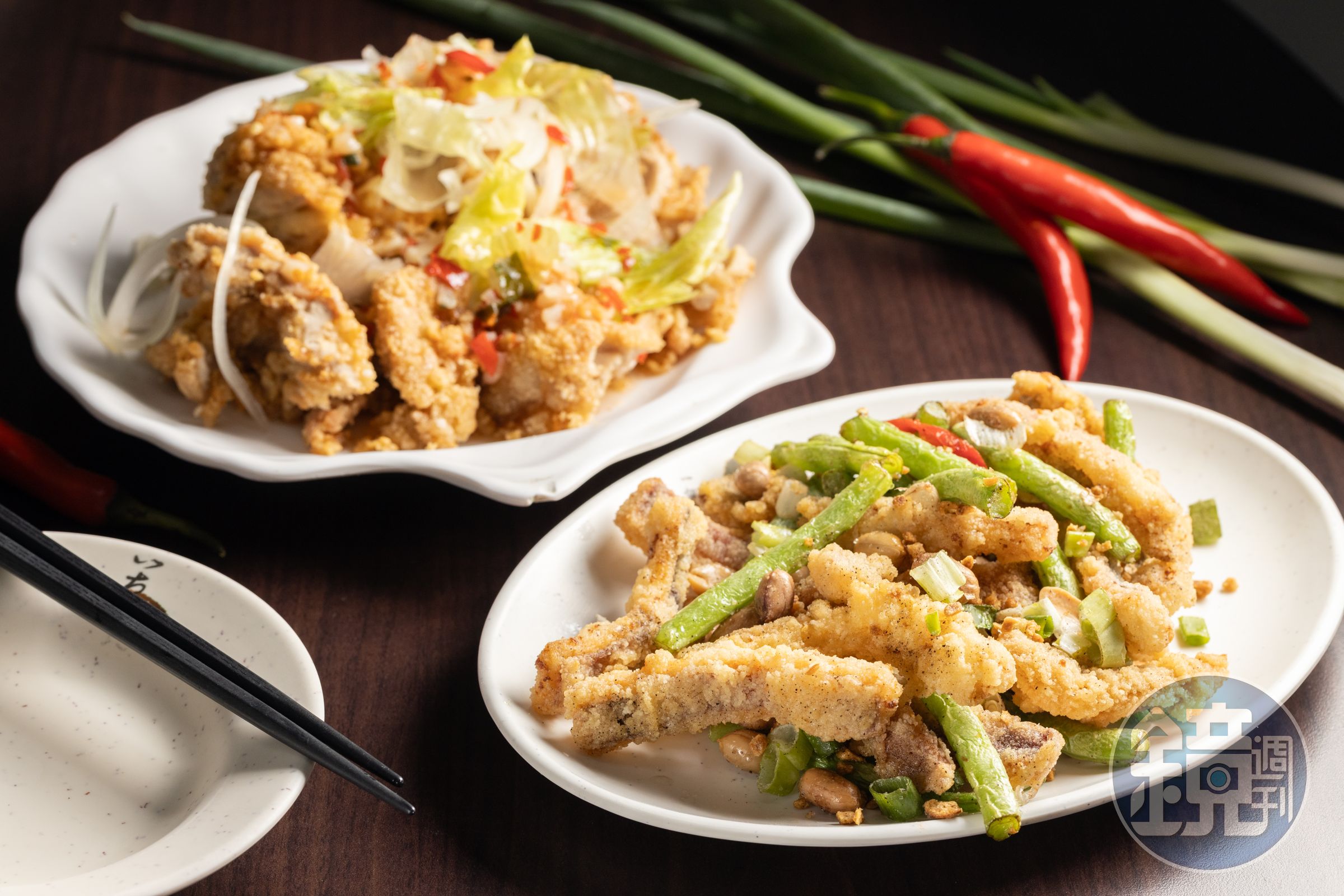 中卷可做三杯、鹽酥或涼拌,「鹽酥中卷」(前,220元/份)搭配四季豆;與酸甜的「椒麻雞」 (後,200元/份)兩者都很下飯。