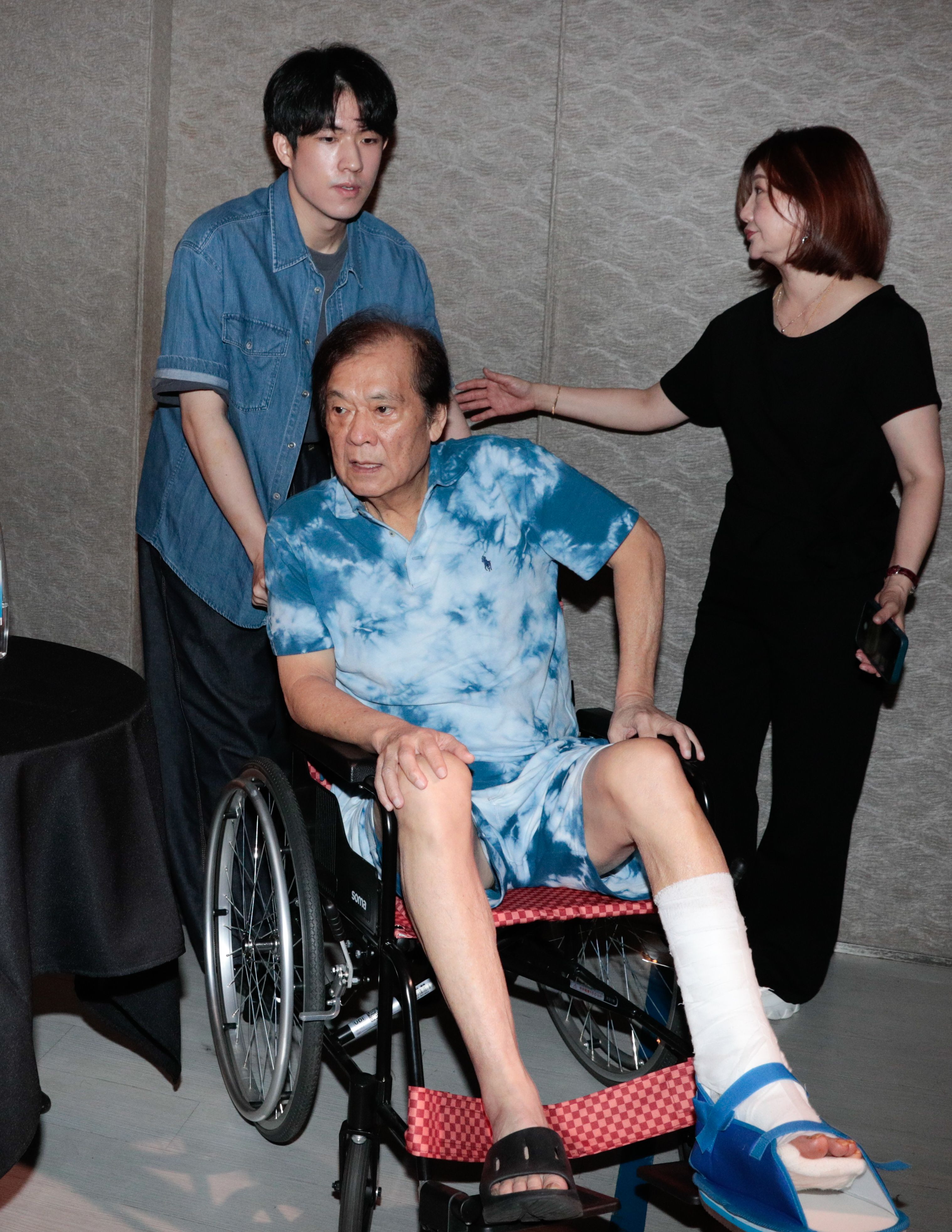製作人郭建宏在兒子協助下坐輪椅出席阿松阿暖首映會。