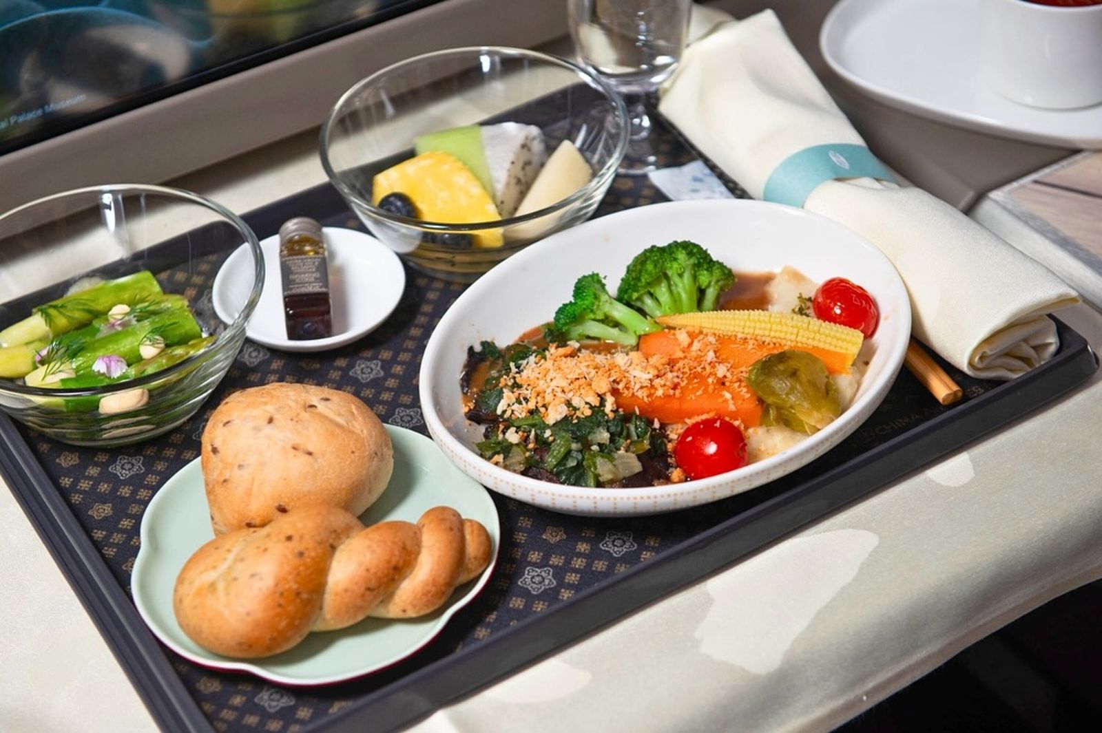 華航推米其林綠星蔬食餐,搭機也能品嚐泰式國民美食。(取自中華航空臉書)