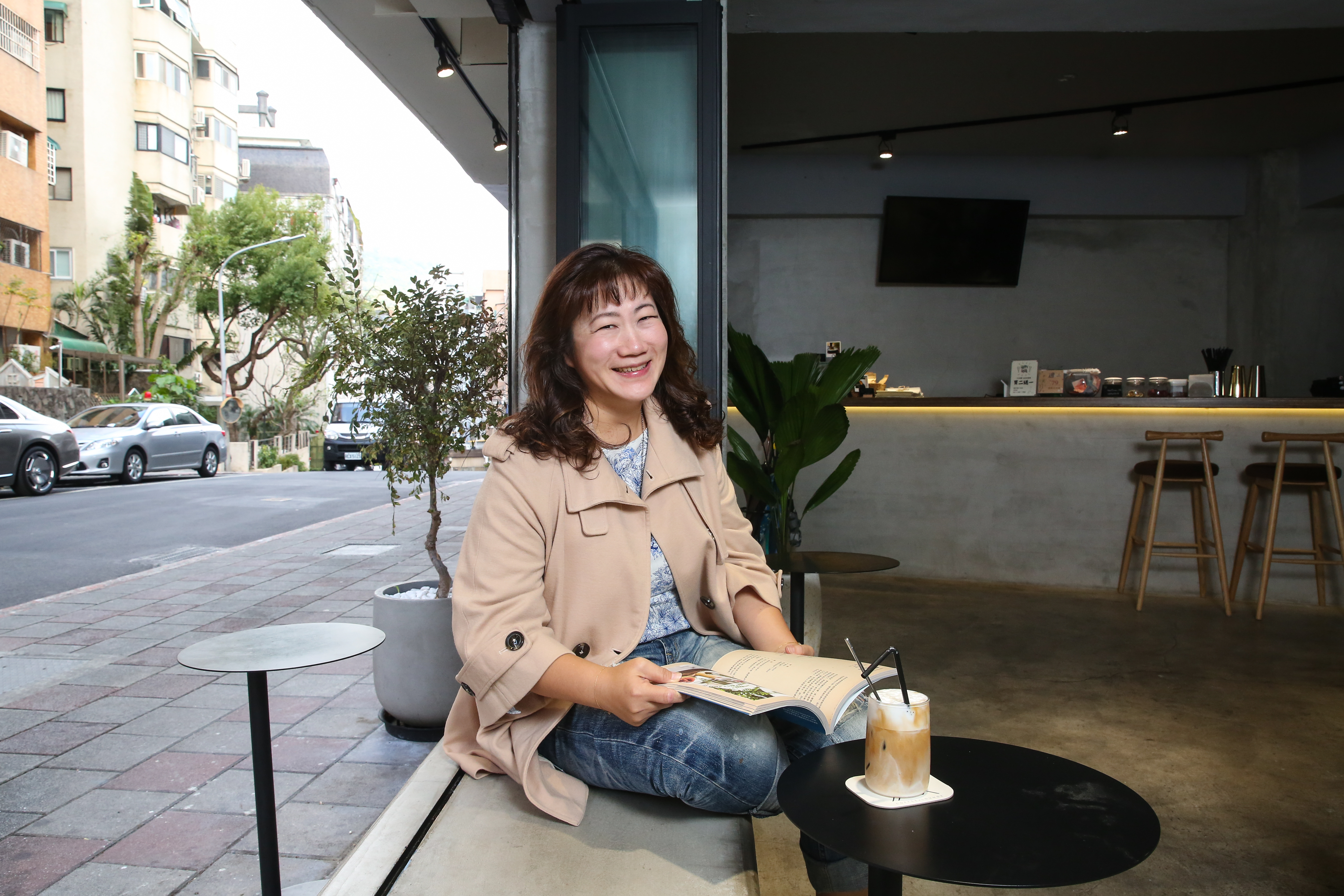 臉書「女孩向錢進$」版主張Ceci 38歲退休環遊世界，旅行超過20個國家。