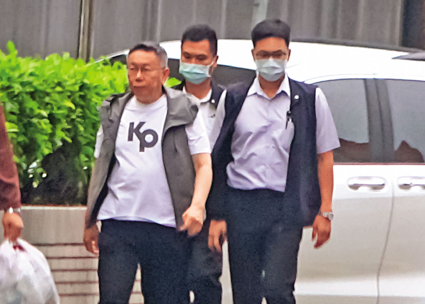 2023/06/29  18：13柯文哲（左）在隨扈（右）及林傳芳（中）陪同下密訪揭弊協會張晉源。