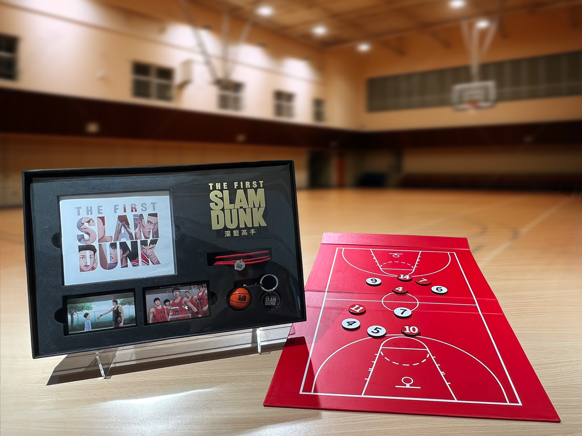 《灌籃高手THE FIRST SLAM DUNK》藍光套裝限量版,外盒打開平鋪後是等比例縮小的籃球場。(六六喜喜提供)