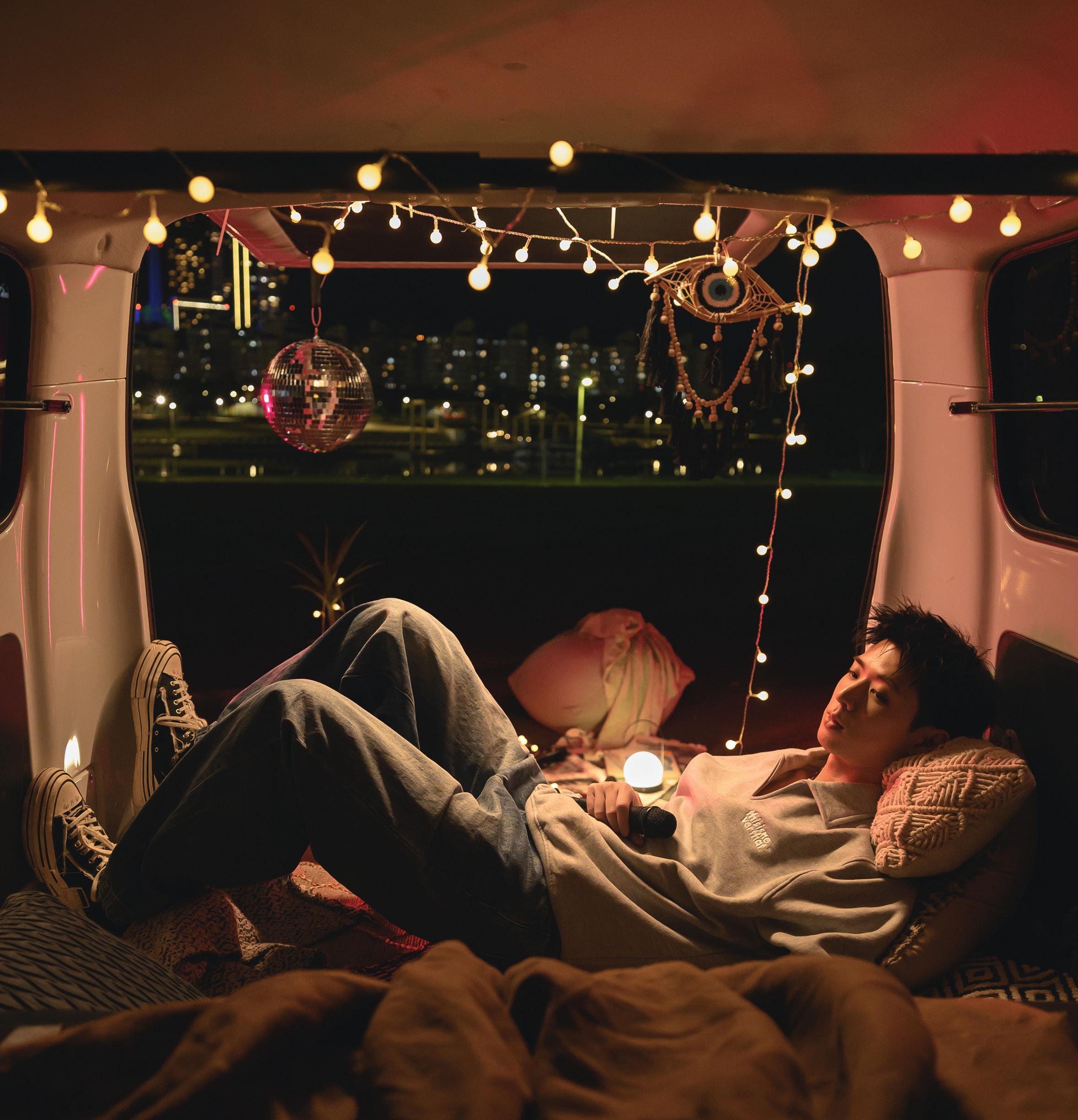 林亭翰MV〈如果在一起就是晴天〉以帳篷夜景營造孤寂氛圍，呼應歌曲中未竟的愛情心境。（青田音樂）