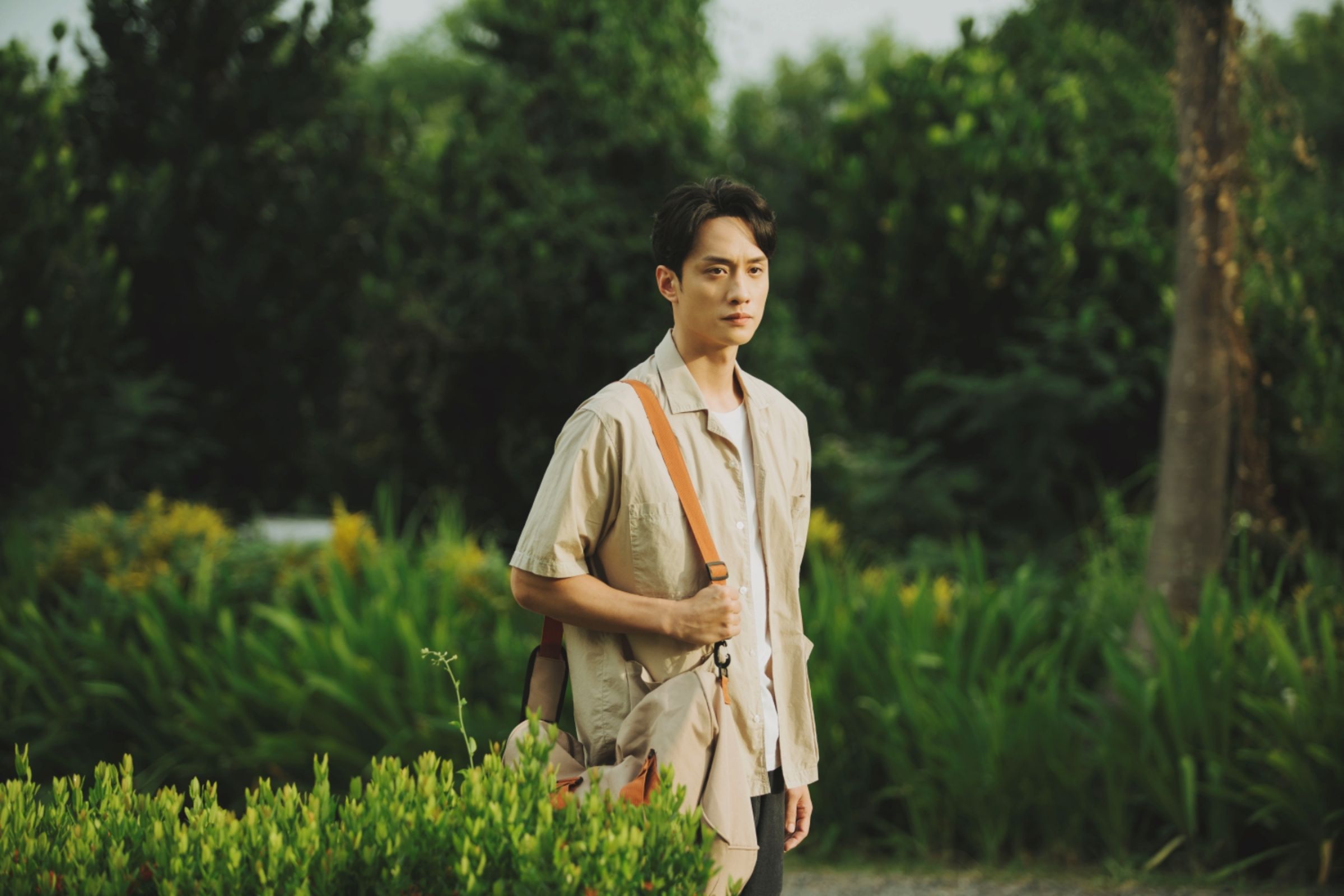 劉俊謙在台片《我在這裡等你》中飾演失意的香港作家天宇。（抓馬文化提供）