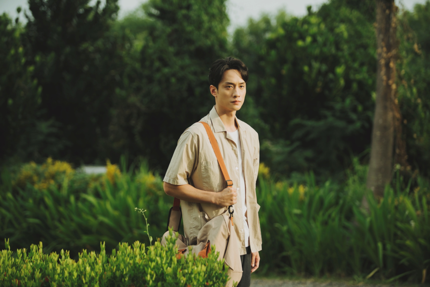 劉俊謙在台片《我在這裡等你》中飾演失意的香港作家天宇。（抓馬文化提供）