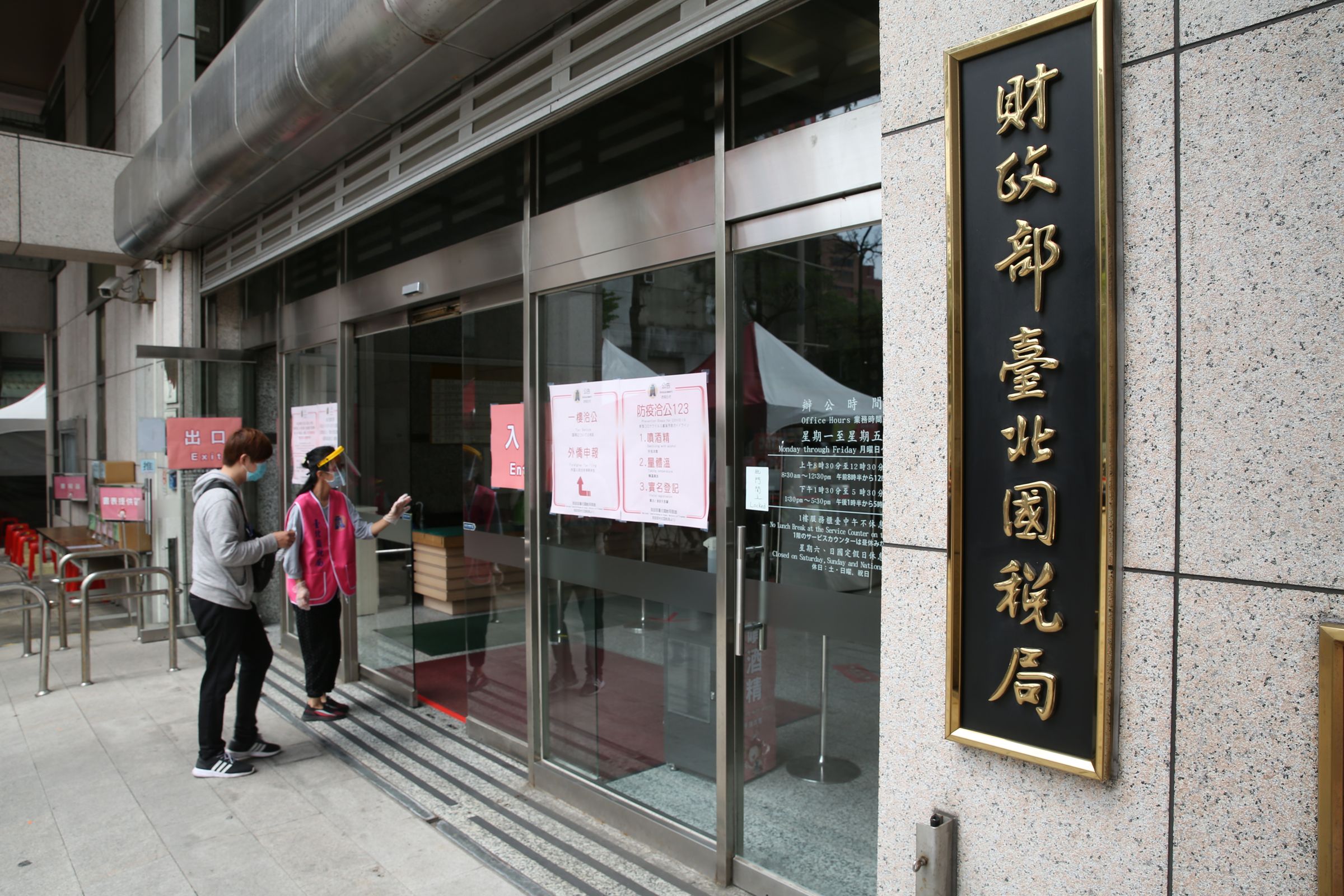 由於財政部統一結算流程的關係，因此，民眾若善用信用卡結帳時間優勢，能為自己爭取到超過1個月的繳稅時間差。（本刊資料照）