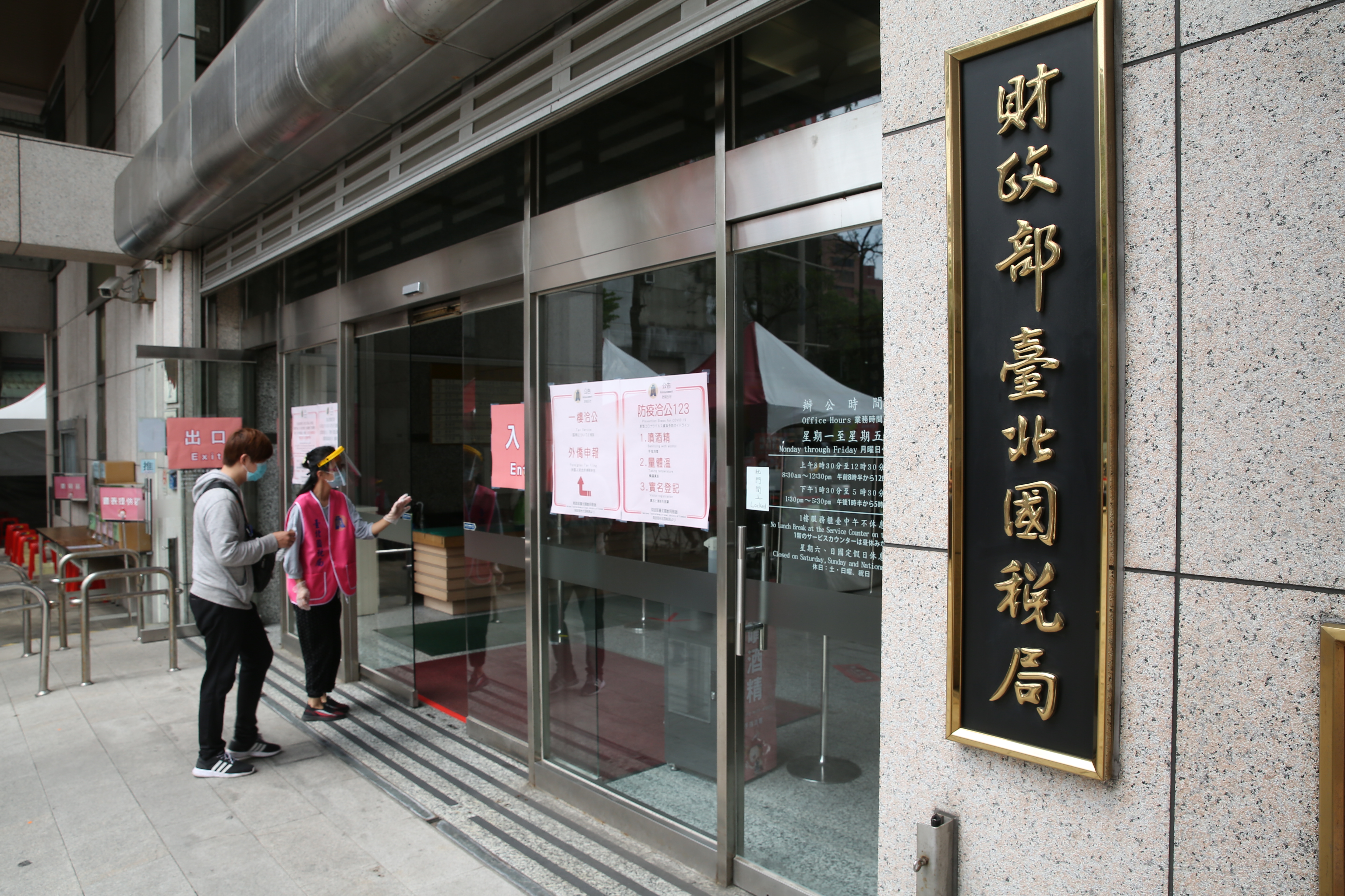 由於財政部統一結算流程的關係,因此,民眾若善用信用卡結帳時間優勢,能為自己爭取到超過1個月的繳稅時間差。(本刊資料照)