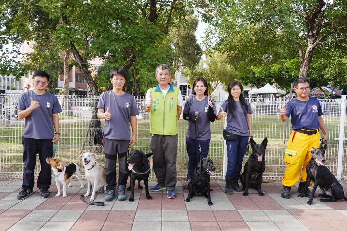 活動還邀請了社團法人台灣偵搜犬協會到場，讓狗狗英雄們與民眾近距離歡樂互動。（台南市政府提供）