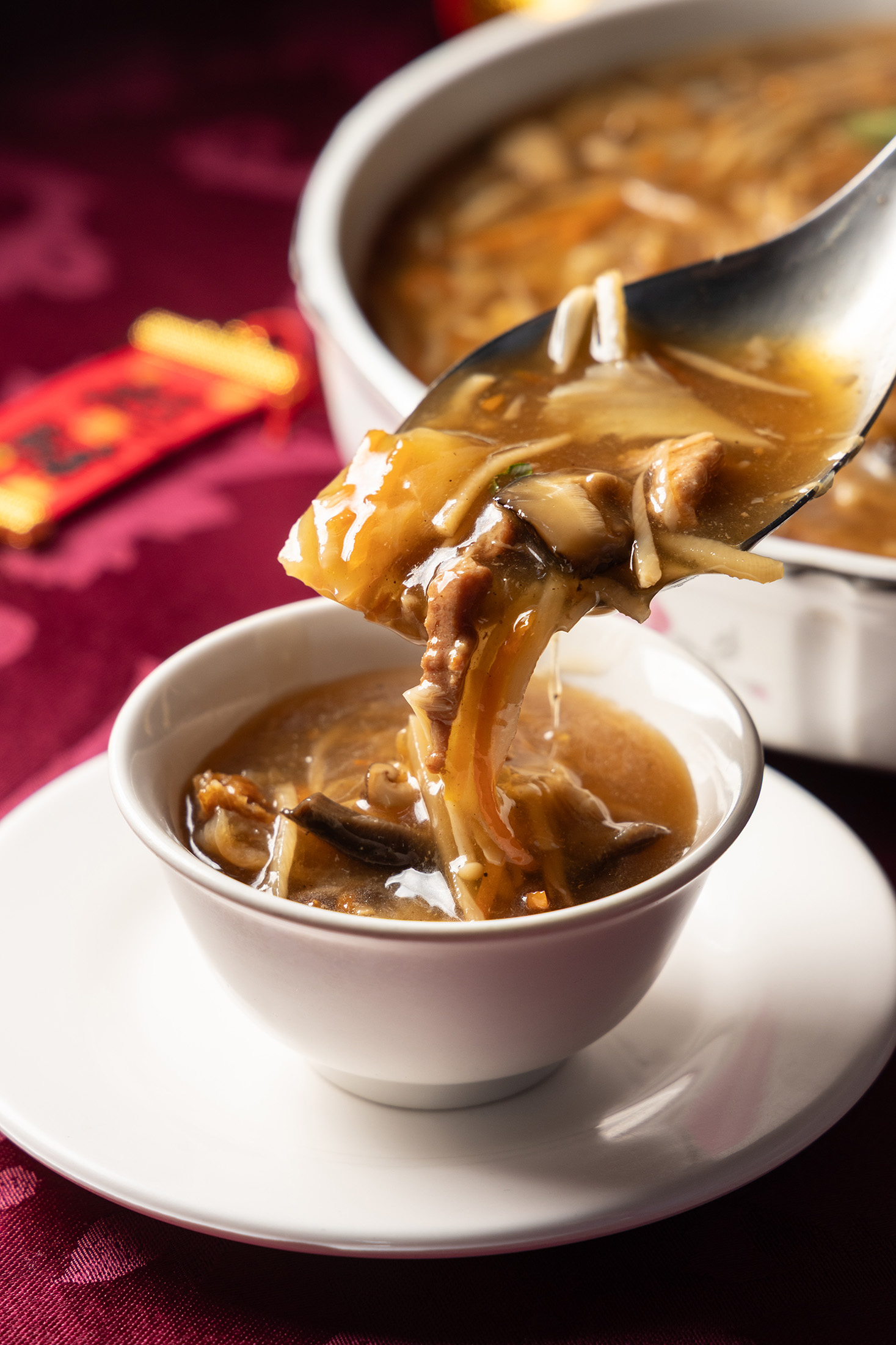 包含香菇、肉絲、魷魚腳等滿滿好料的「紅燒魚翅羹」，也是明津的招牌菜之一。（880元／大份）