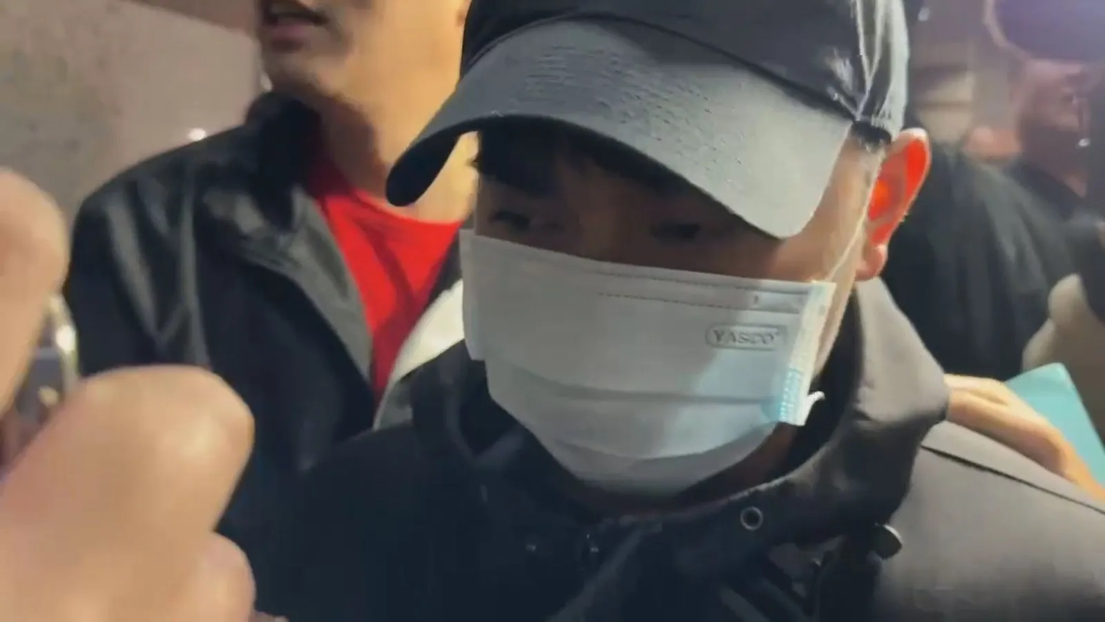 得知判決結果後，邱軍在法院門口兩度鞠躬致歉，表示尊重司法，並強調會持續尋求家屬原諒與和解。資料照（翻攝畫面）