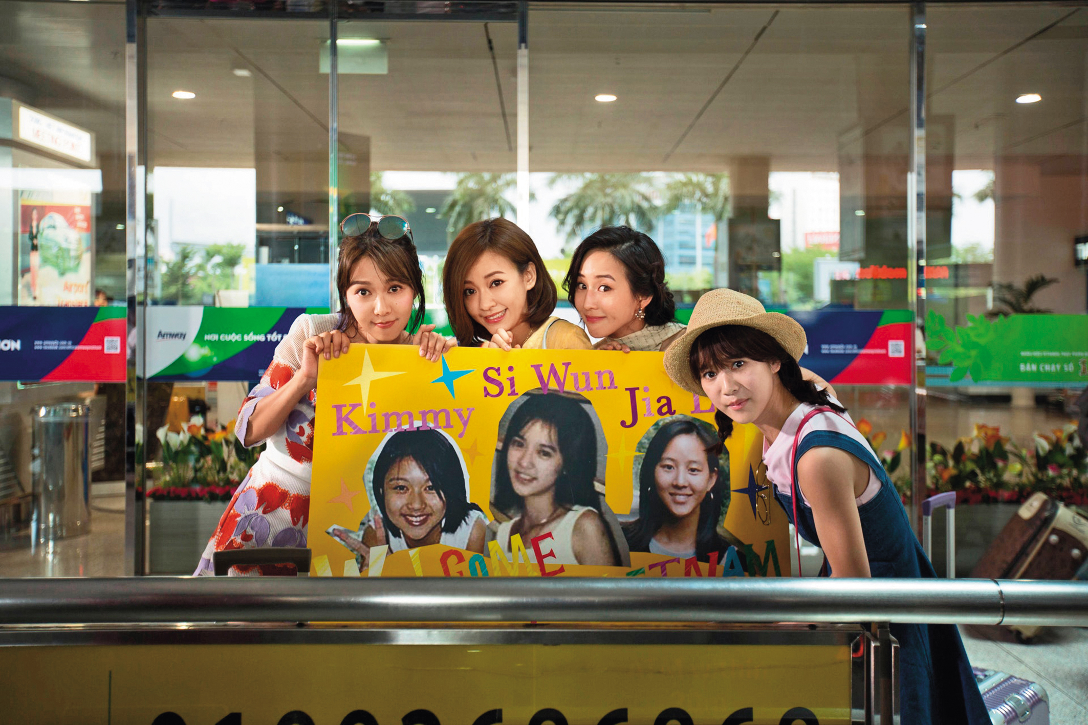 陳意涵（左二）、張鈞甯（右二）戲外稱是閨密，但在《閨蜜2》中沒有如此角色設定。（網路圖片）