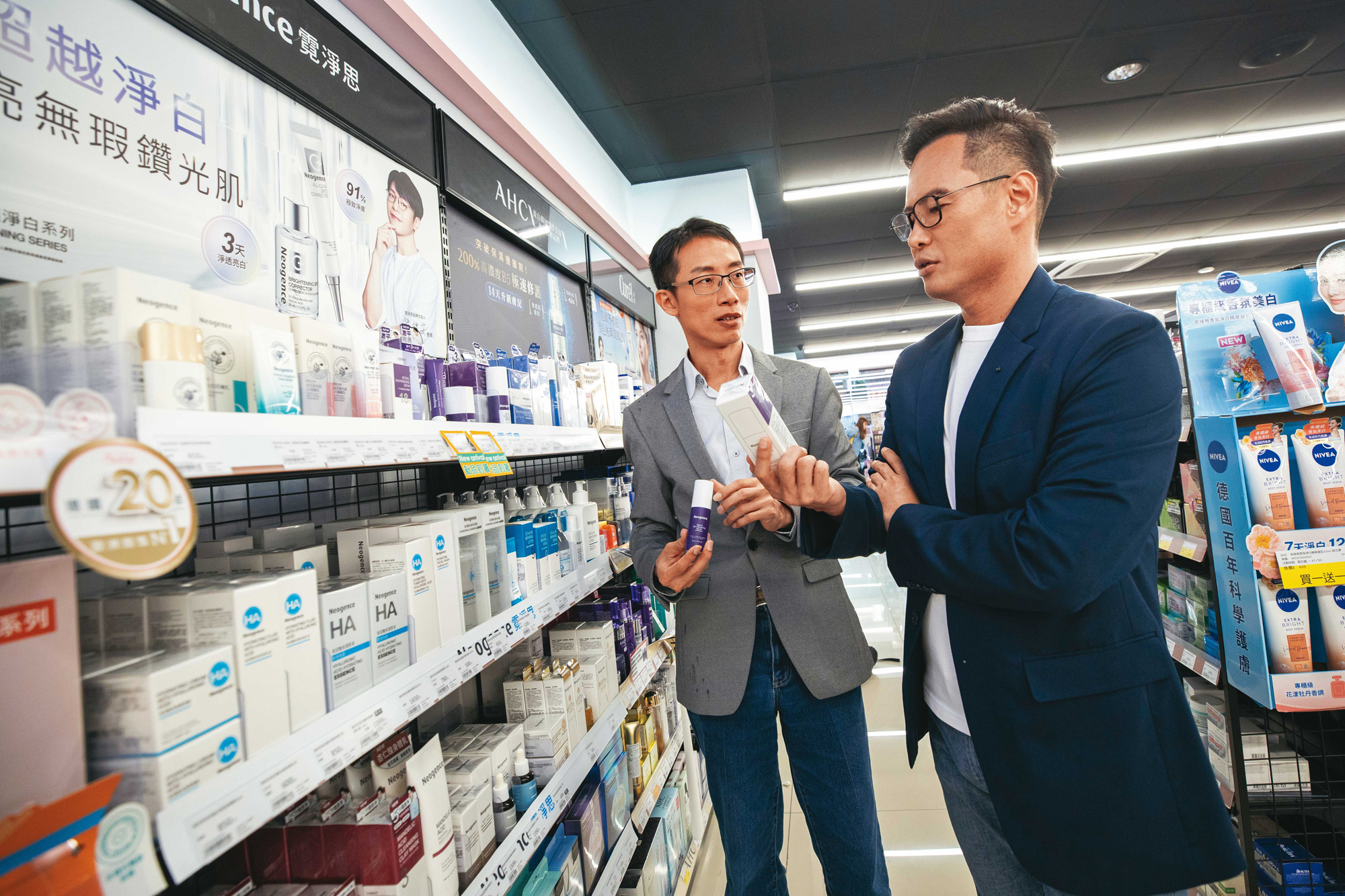 謝玠揚（左）與蔡松霈（右）是台大化工博士，研究所時研製出保養品後，一起創業成立德典生技。