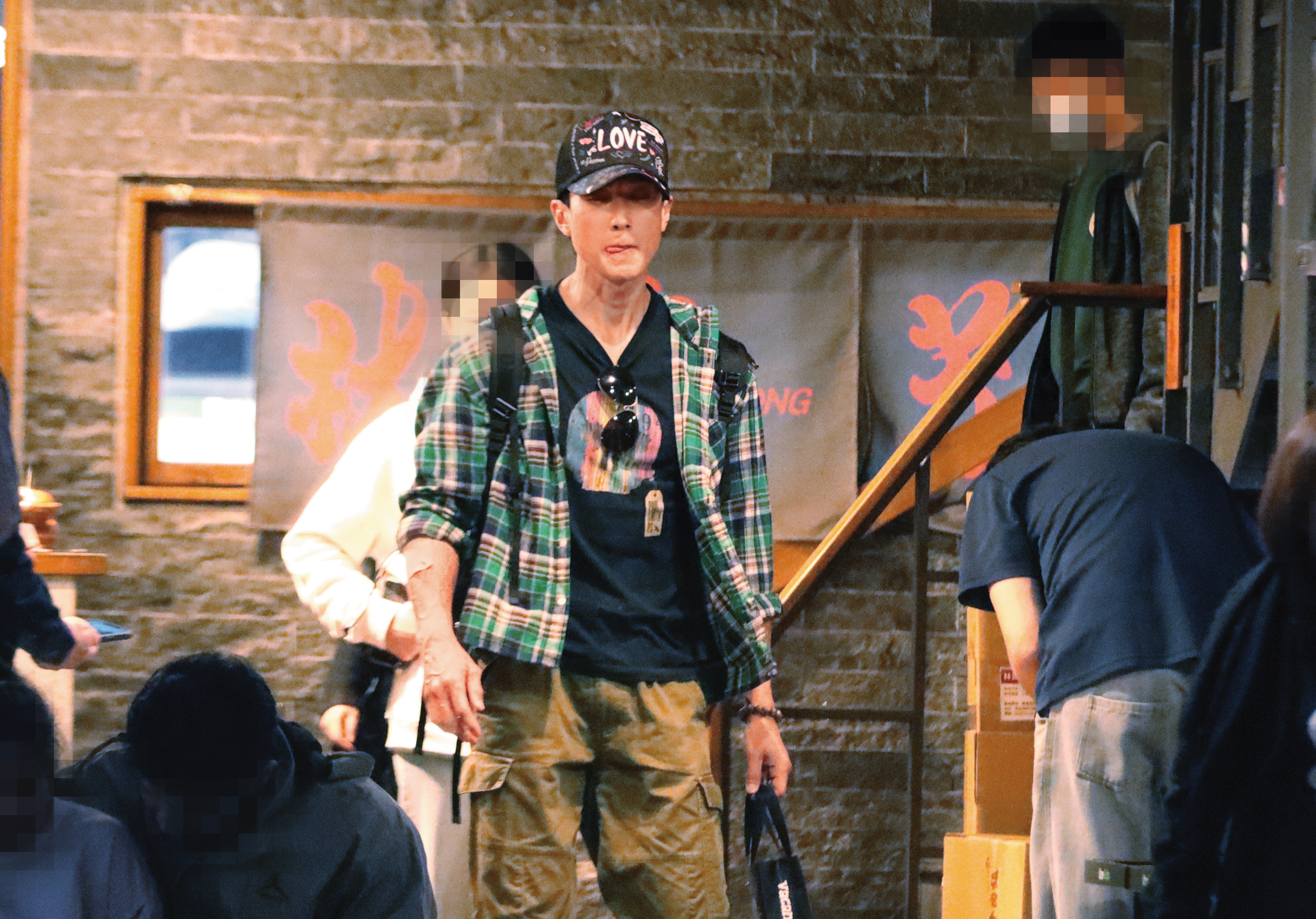 吳尊難得來台，45歲的他也有俏皮表情，他在機場遇到三三兩兩熱情的粉絲，不但打招呼還拍照聊天。