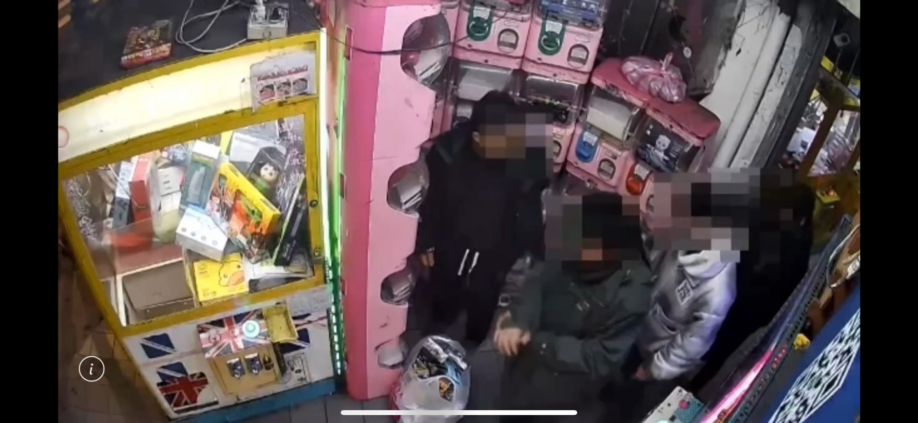 較年長的陳男率領3名男女中輟生,破壞娃娃機台竊取商品。(翻攝畫面)