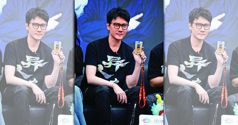 馮紹峰因過度聽媽媽的話備受質疑，被嘲諷是「媽寶」代表。（翻攝自馮紹峰微博）