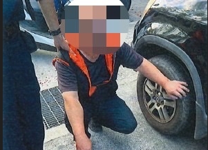 新北男喬債務不成「竟拿雙鋸怒砍人」,勸架民眾也遭波及。(警方提供)