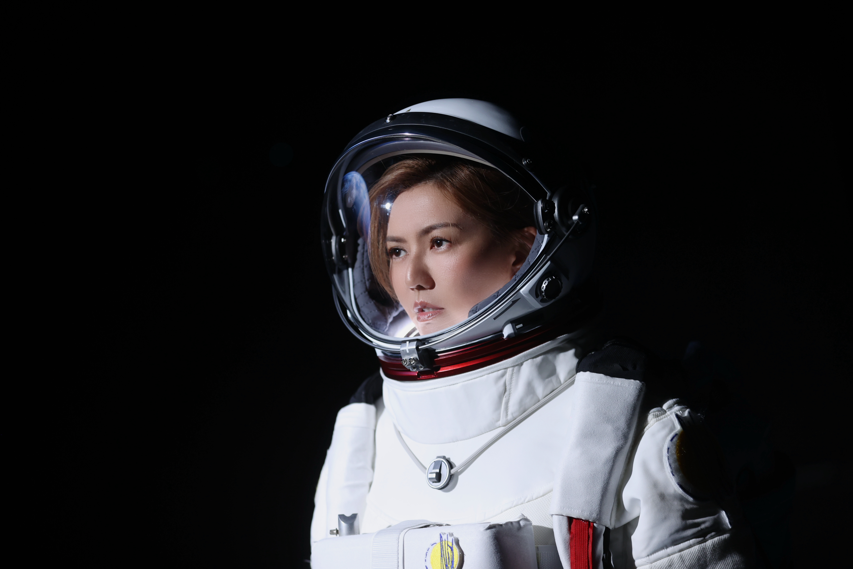 孫燕姿在新單曲〈飛瀑而下〉MV中，化身太空人。（Make Music提供）