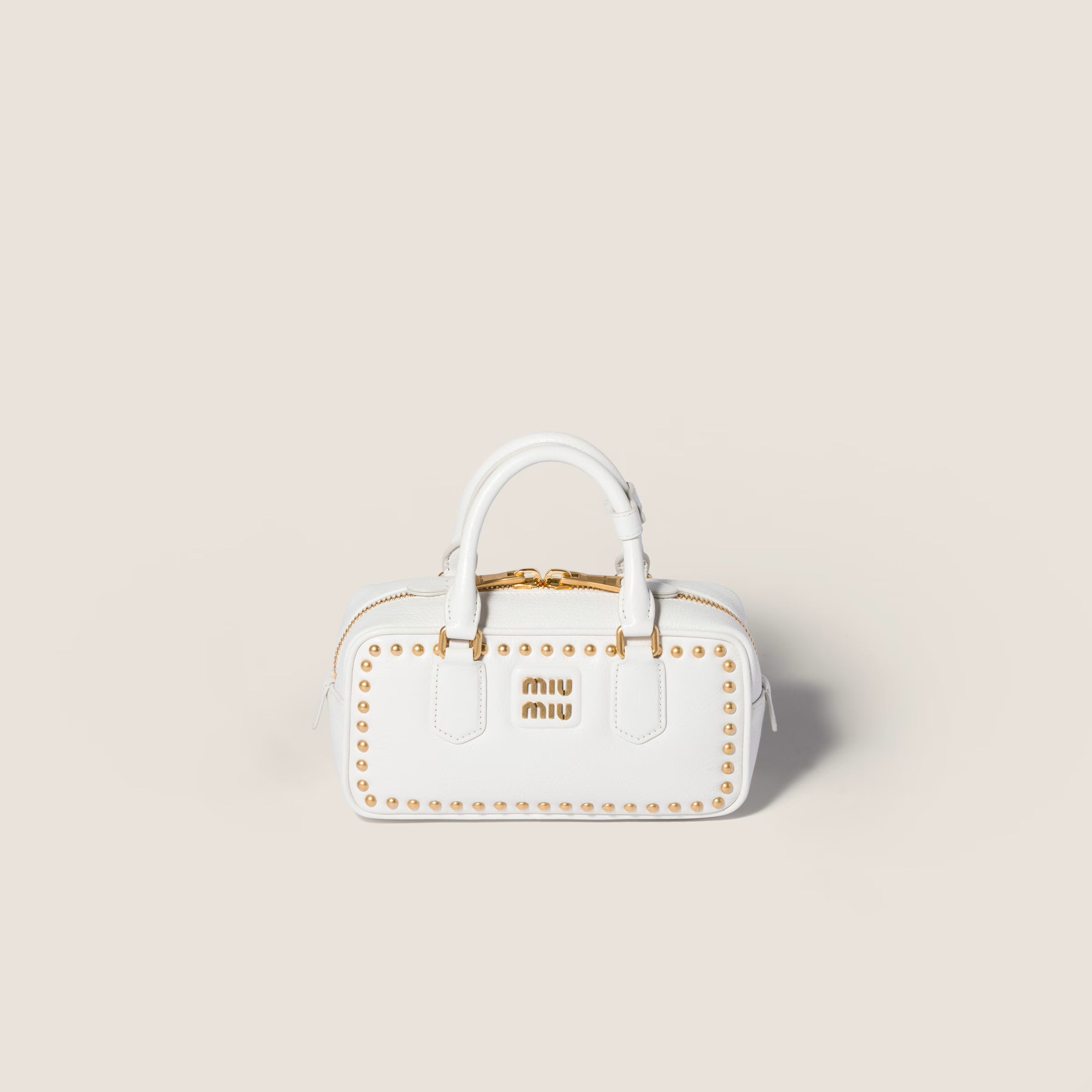 Arcadie鉚釘裝飾手提包。NT$135,000(MIU MIU提供)
